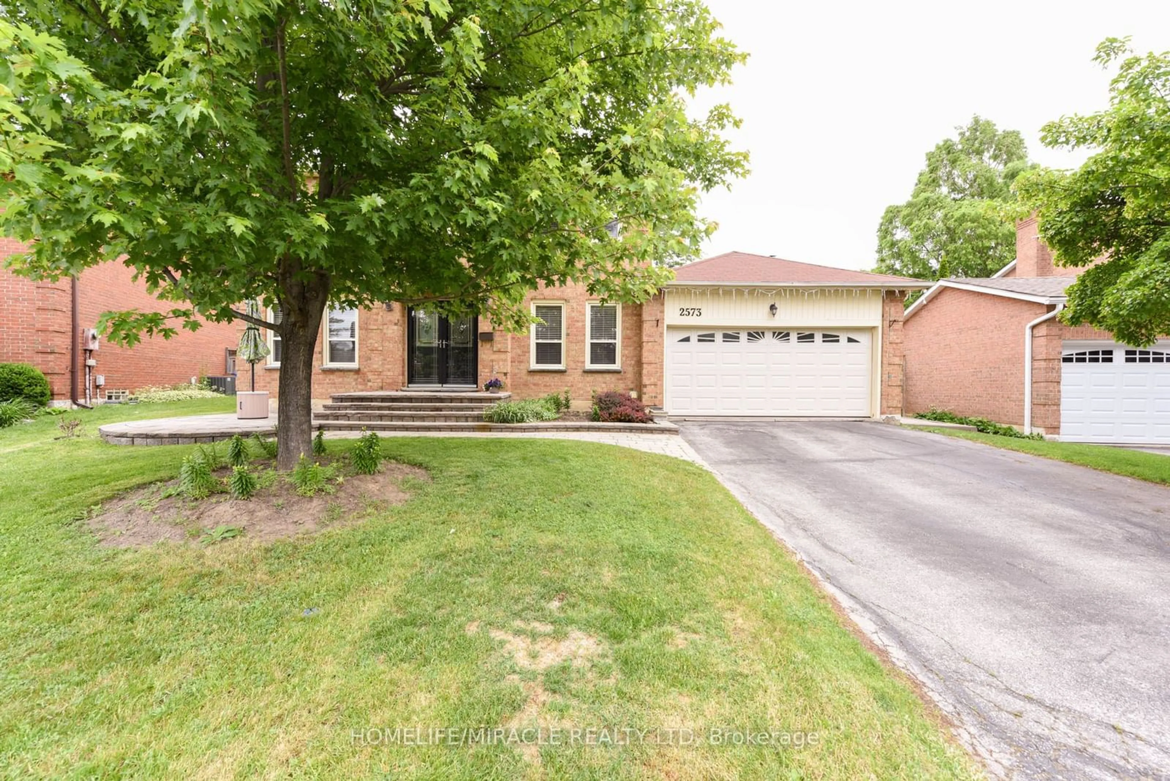 Home with brick exterior material for 2573 Oshkin Crt, Mississauga Ontario L5N 3Z3