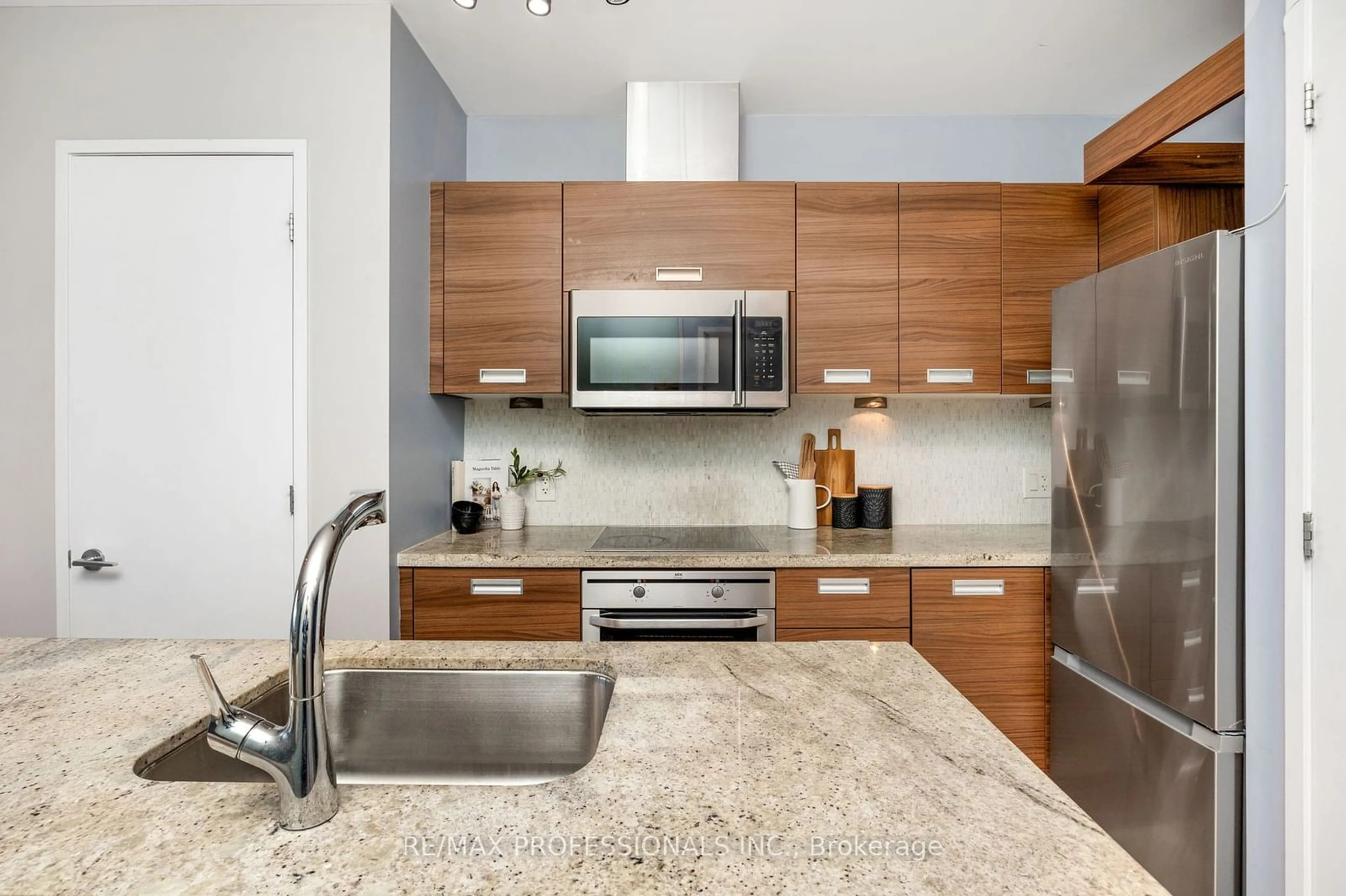 Contemporary kitchen for 88 Park Lawn Rd #602, Toronto Ontario M8Y 0B5