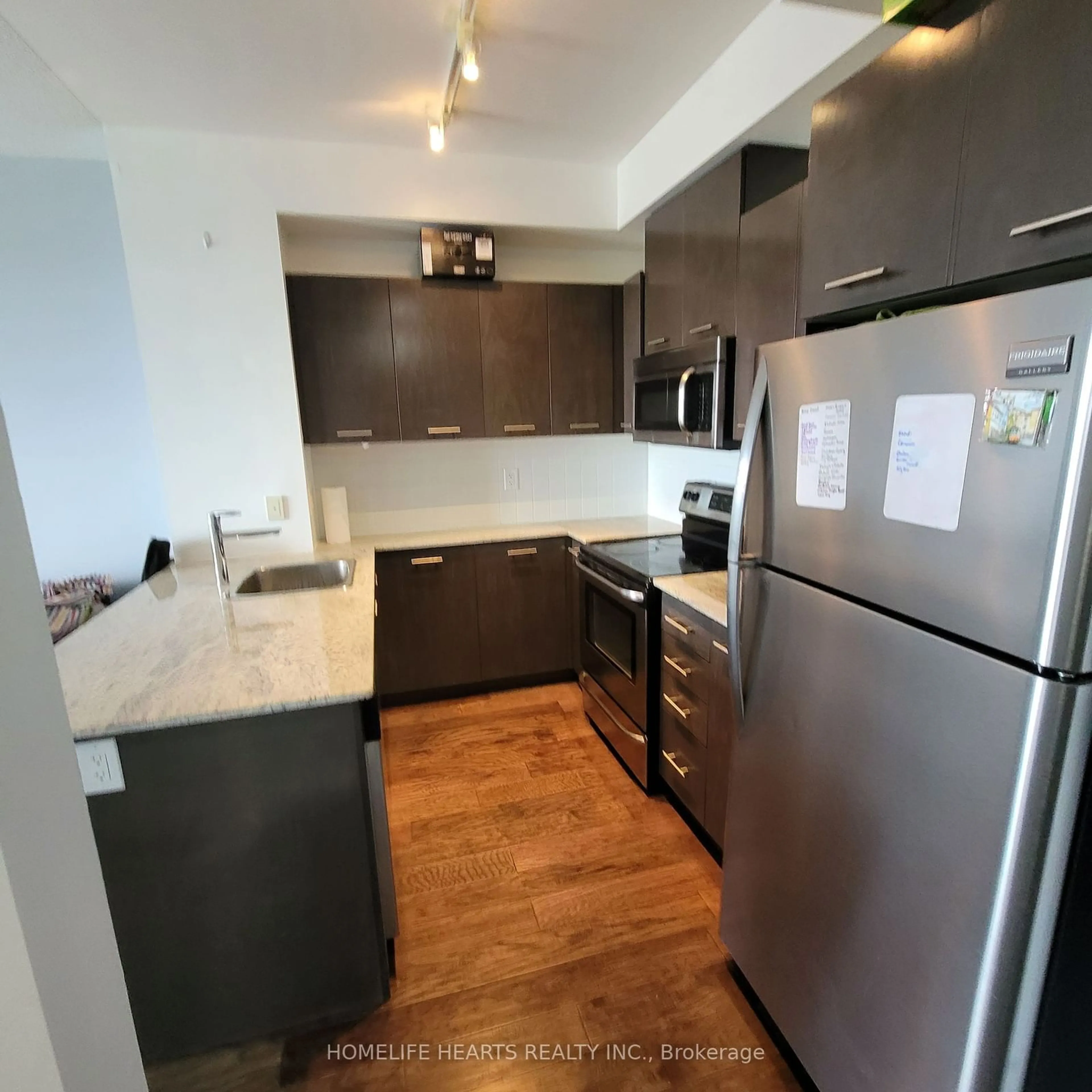 Standard kitchen for 360 Square One Dr #912, Mississauga Ontario L5B 0G7
