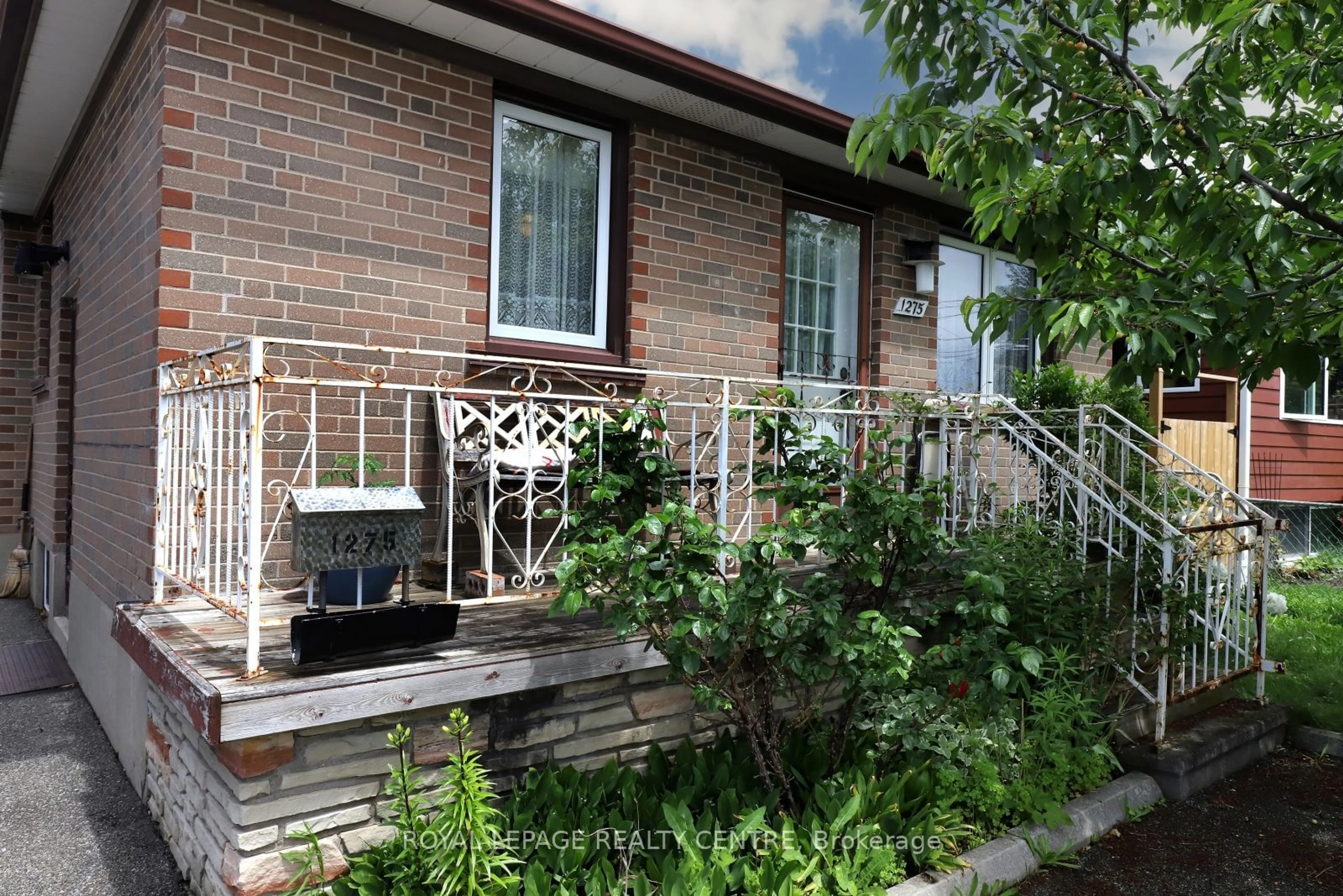 A pic from exterior of the house or condo for 1275 Alexandra Ave, Mississauga Ontario L5E 2A7
