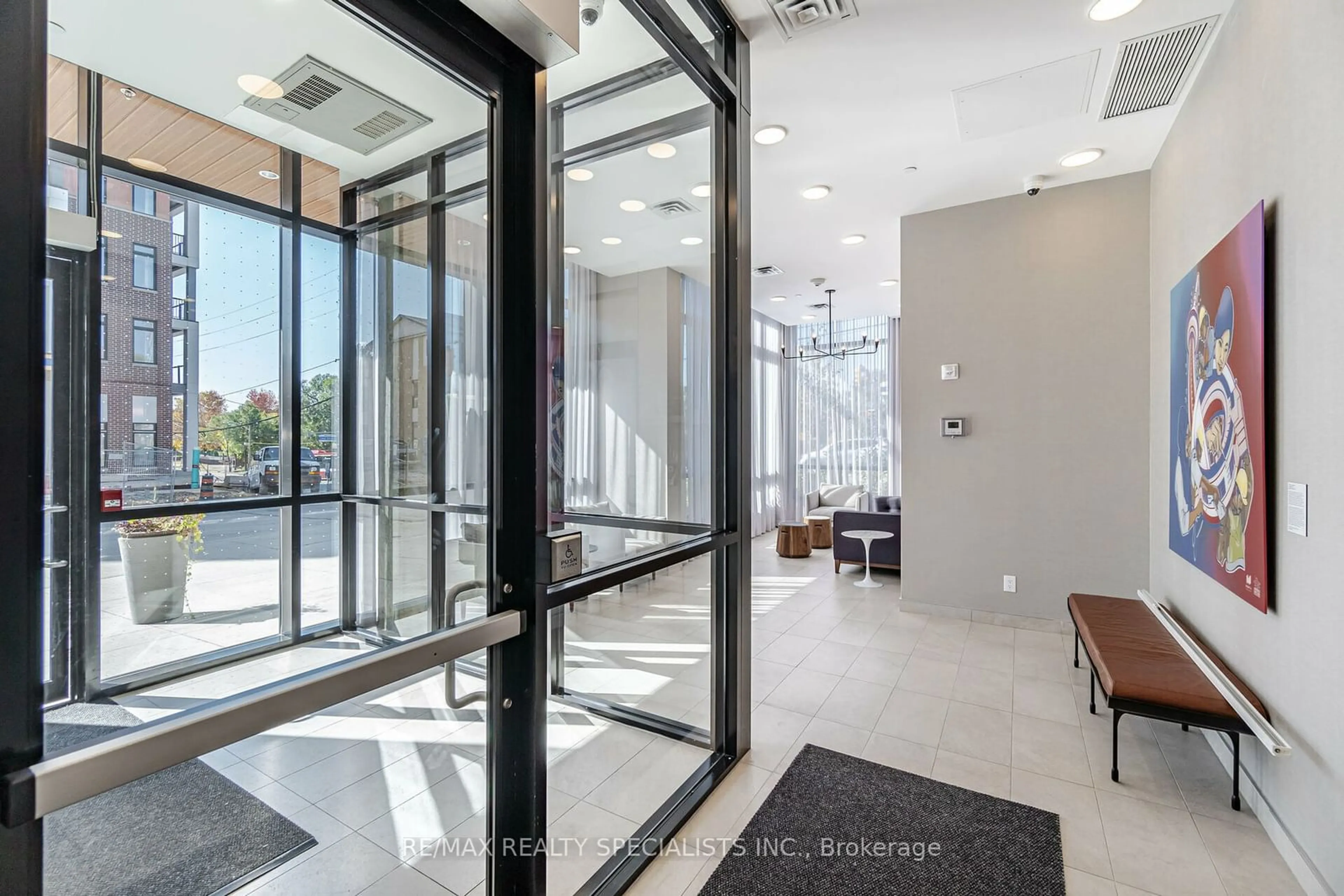 Indoor foyer for 160 Canon Jackson Dr #403, Toronto Ontario M6M 0B6