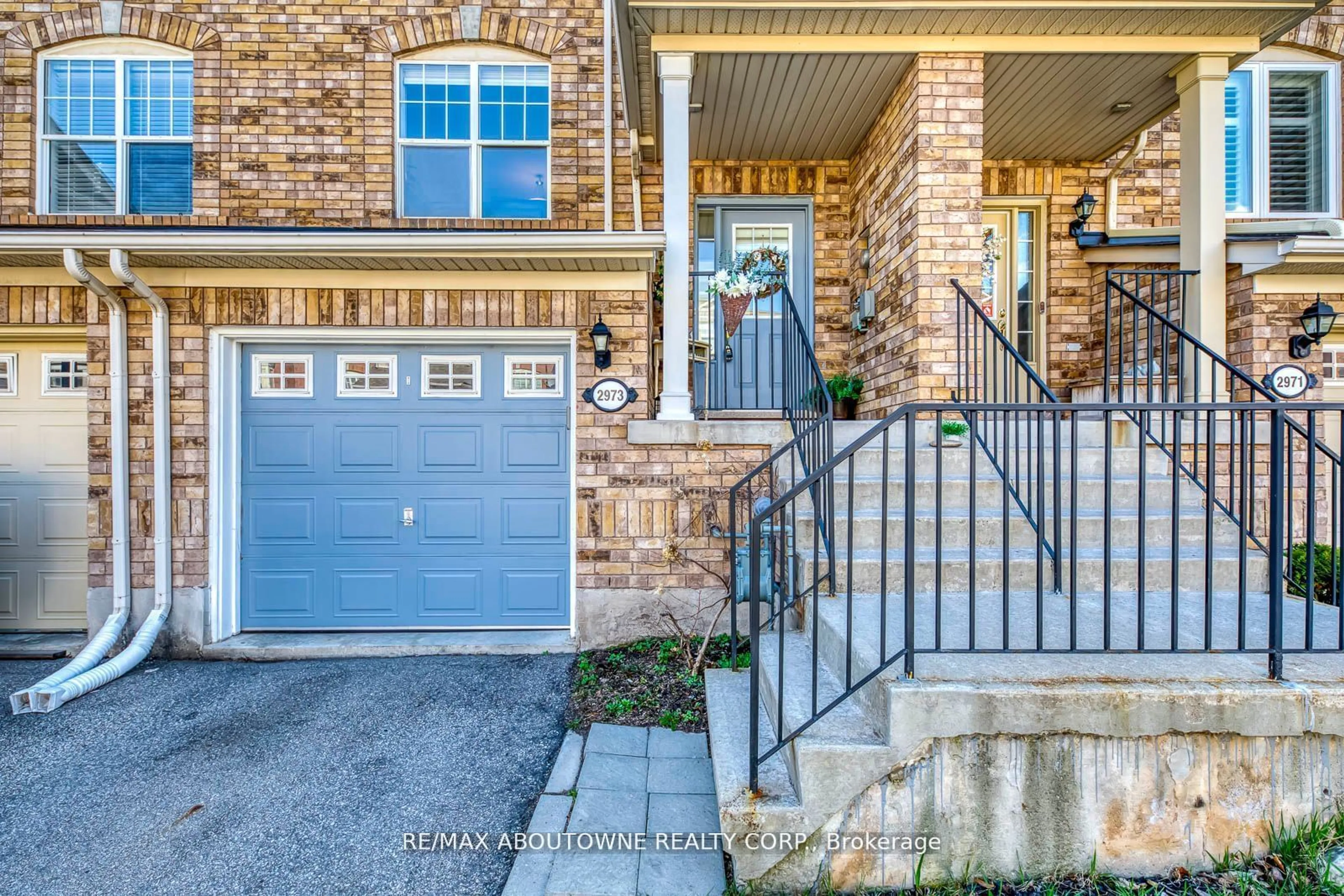 A pic from exterior of the house or condo for 2973 Garnethill Way, Oakville Ontario L6M 5E9