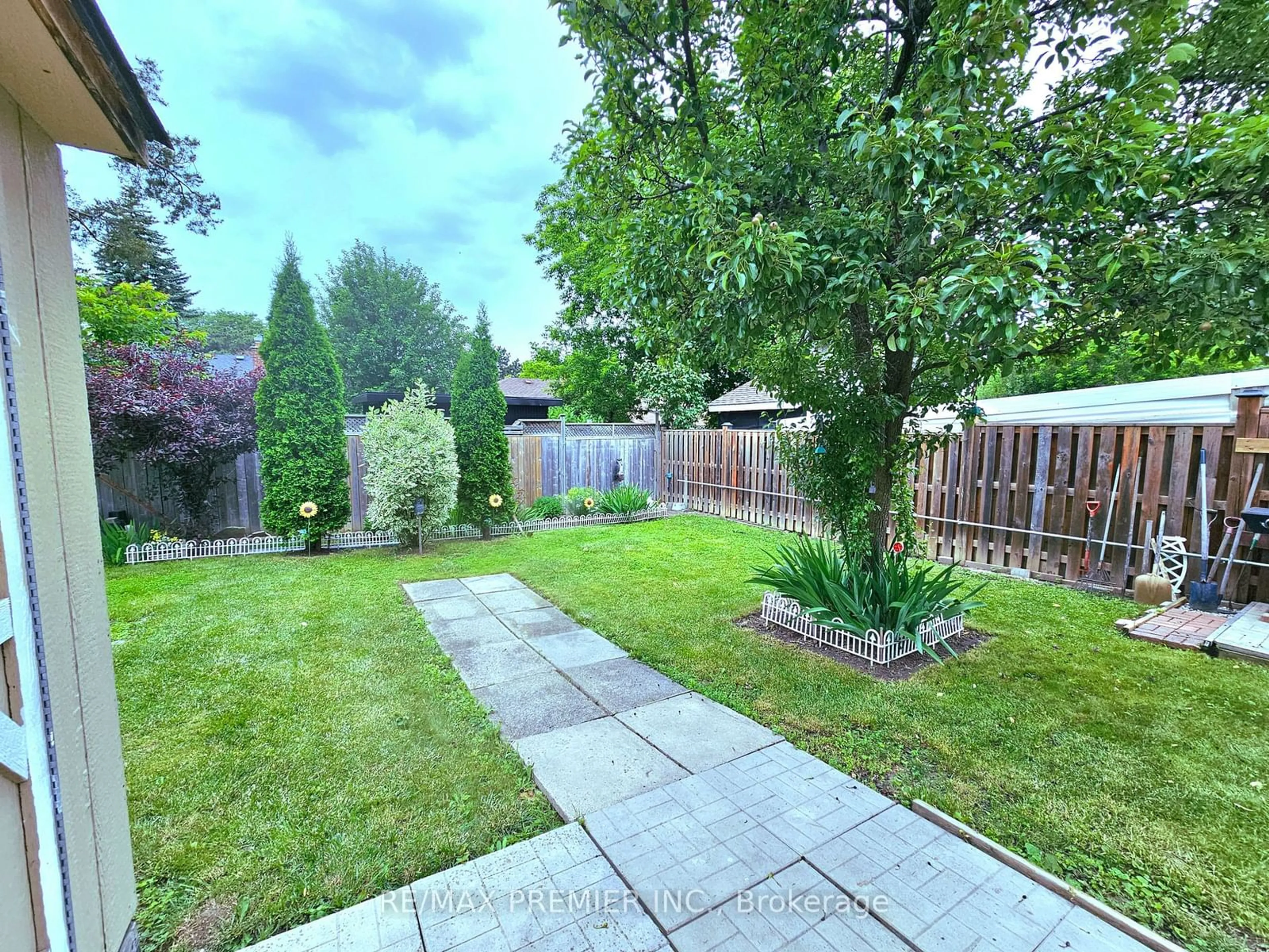 Fenced yard for 3182 Weston Rd, Toronto Ontario M9M 2T6