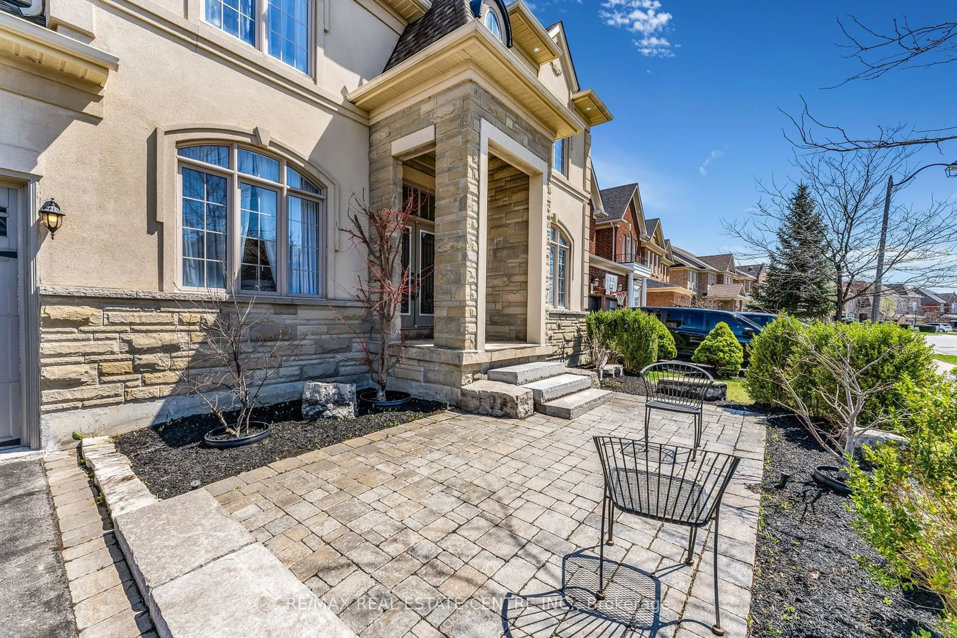 Patio for 3 Hugo Rd, Brampton Ontario L6P 1W4