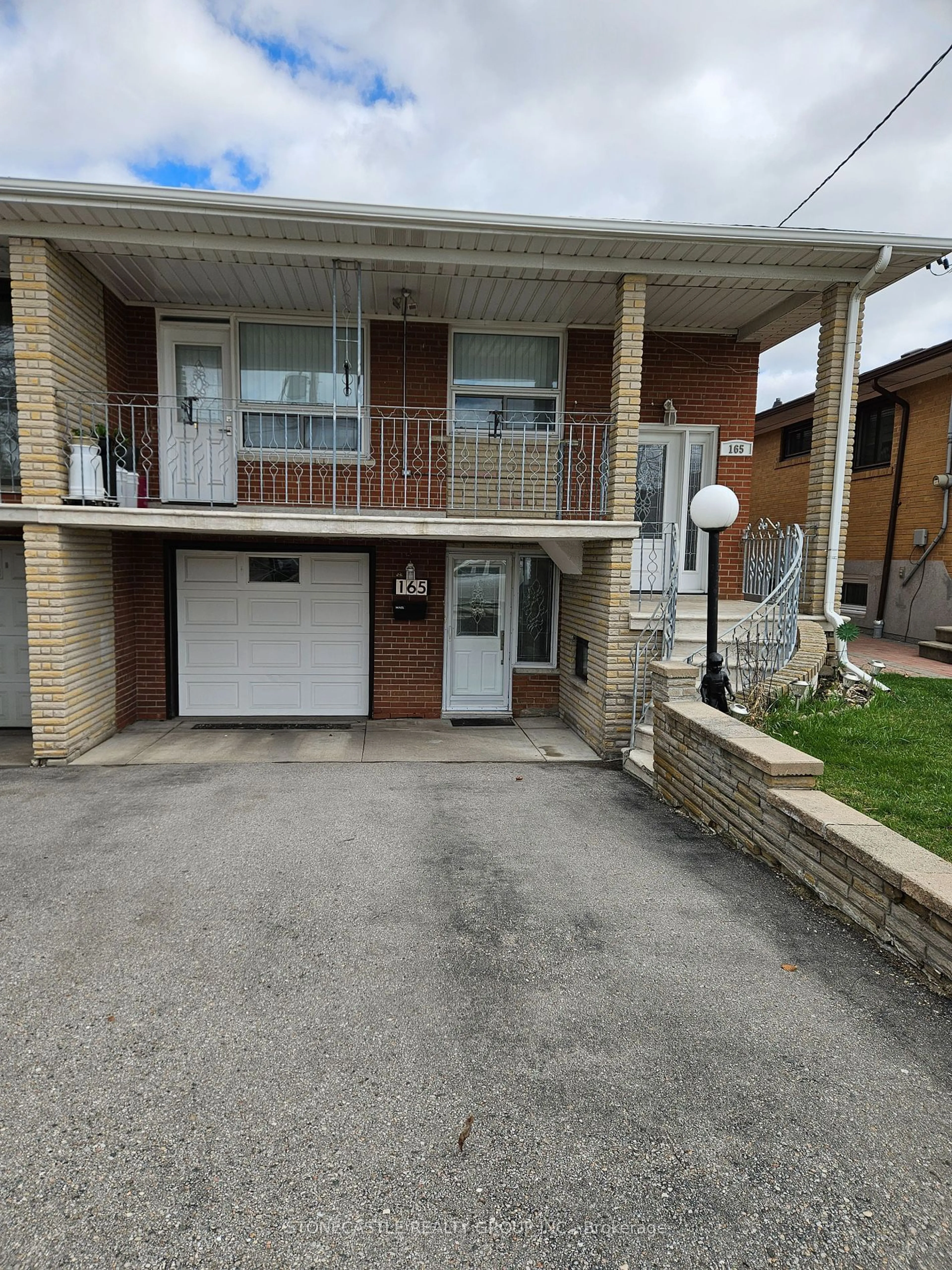 A pic from exterior of the house or condo for 165 Hullmar Dr, Toronto Ontario M3N 2E8