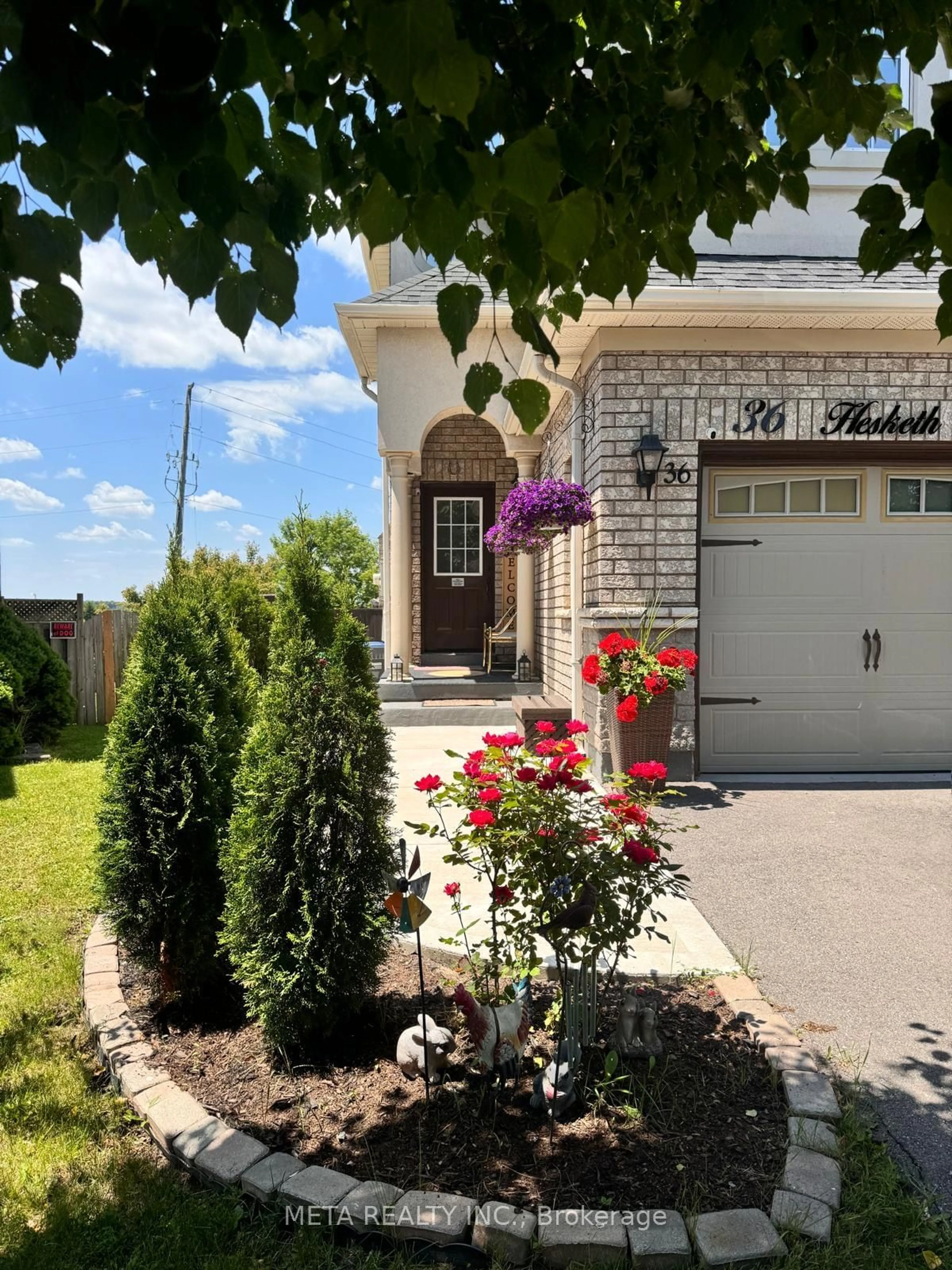 Home with vinyl exterior material for 36 Hesketh Crt, Caledon Ontario L7C 1C6