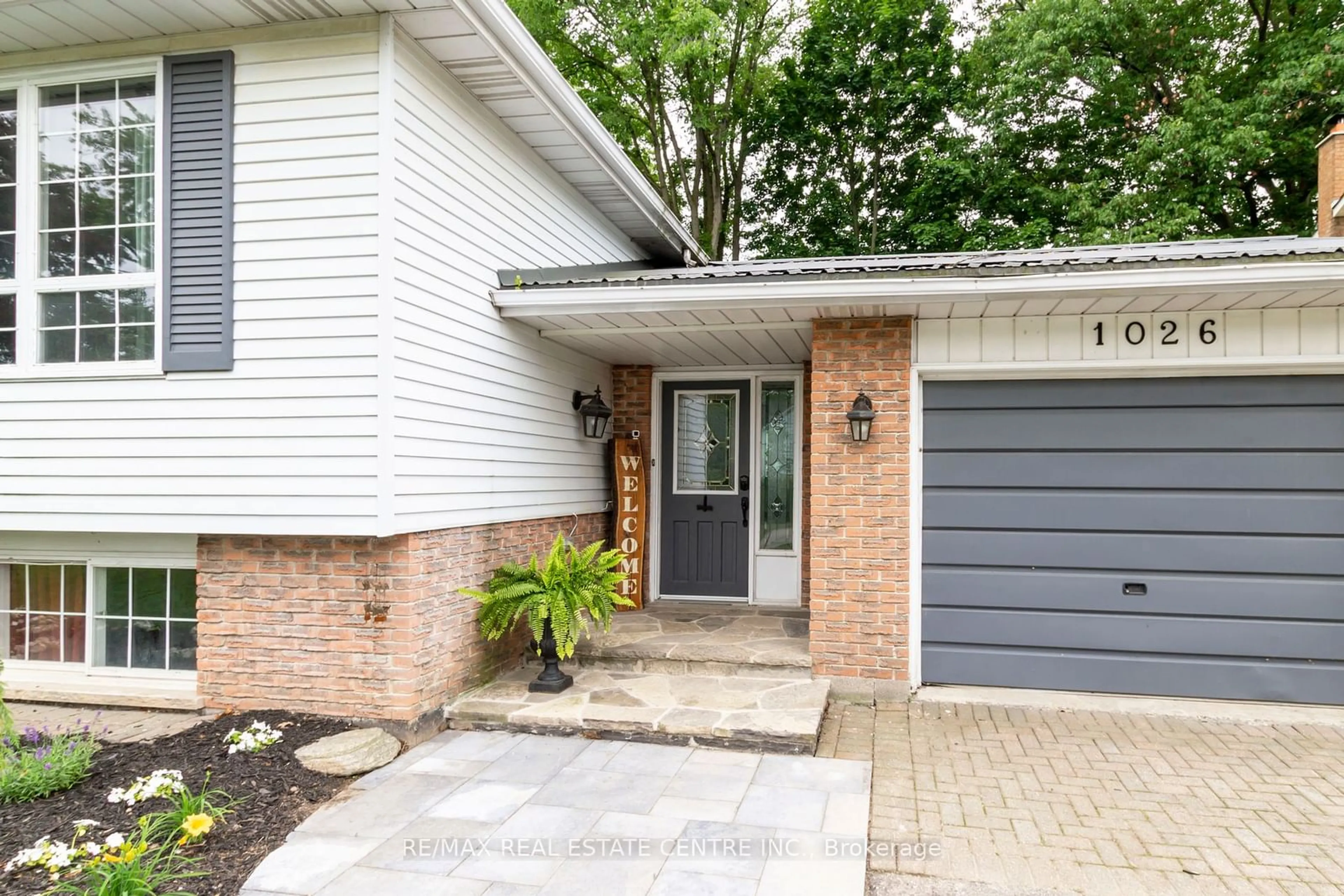 Home with brick exterior material for 1026 St Matthews Ave, Burlington Ontario L1T 2J4