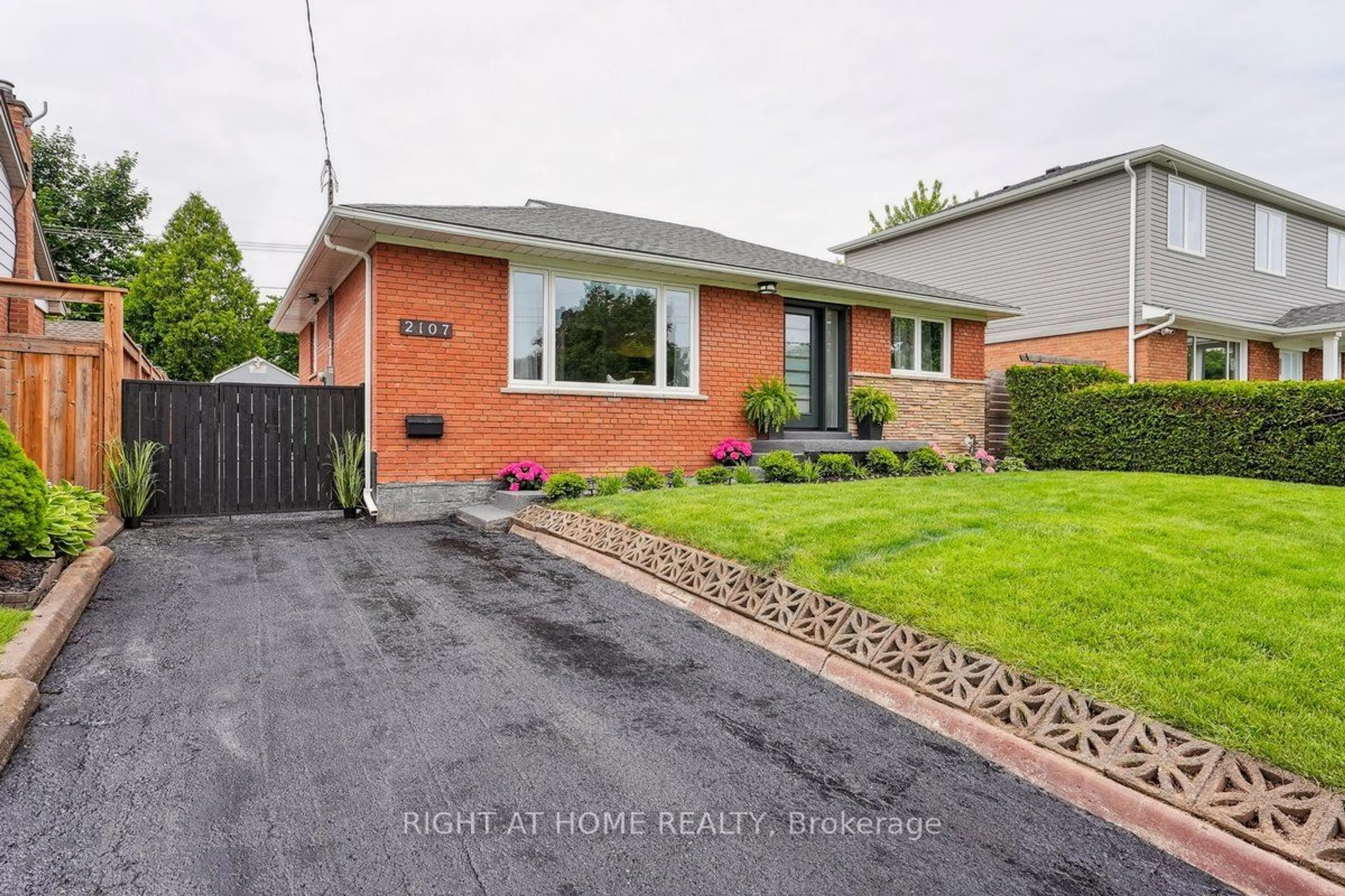 Home with brick exterior material for 2107 Mount Royal Ave, Burlington Ontario L7P 1R4