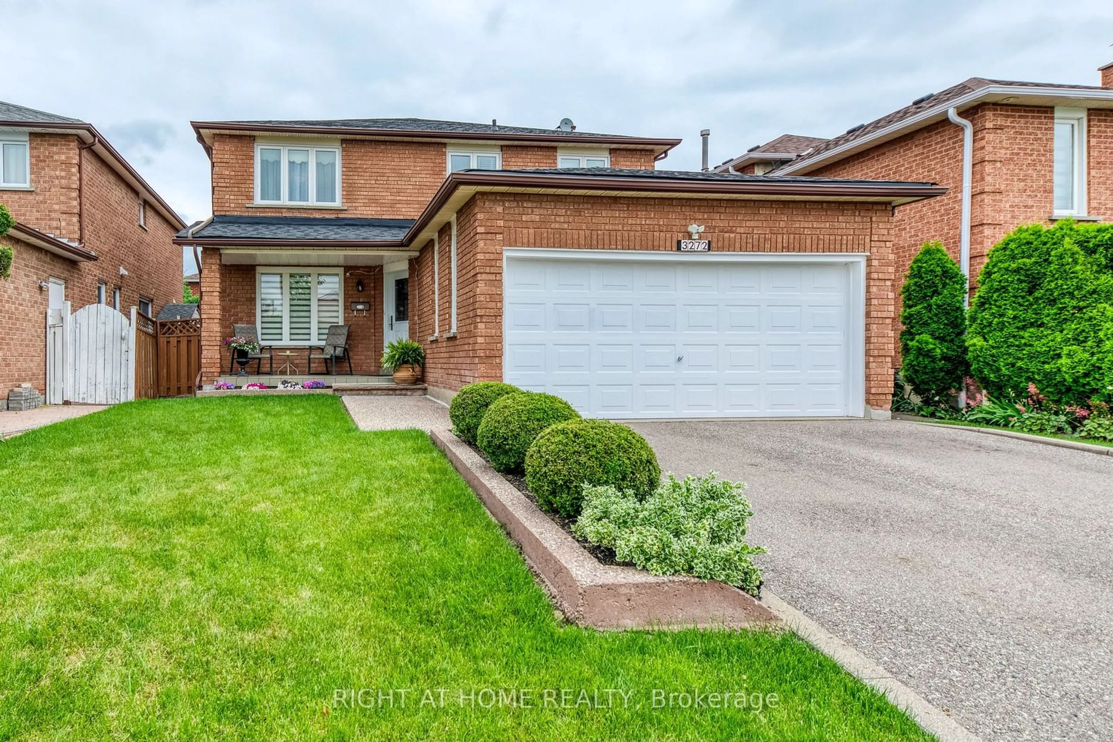 Frontside or backside of a home for 3272 Testimony Sq, Mississauga Ontario L5B 3L5