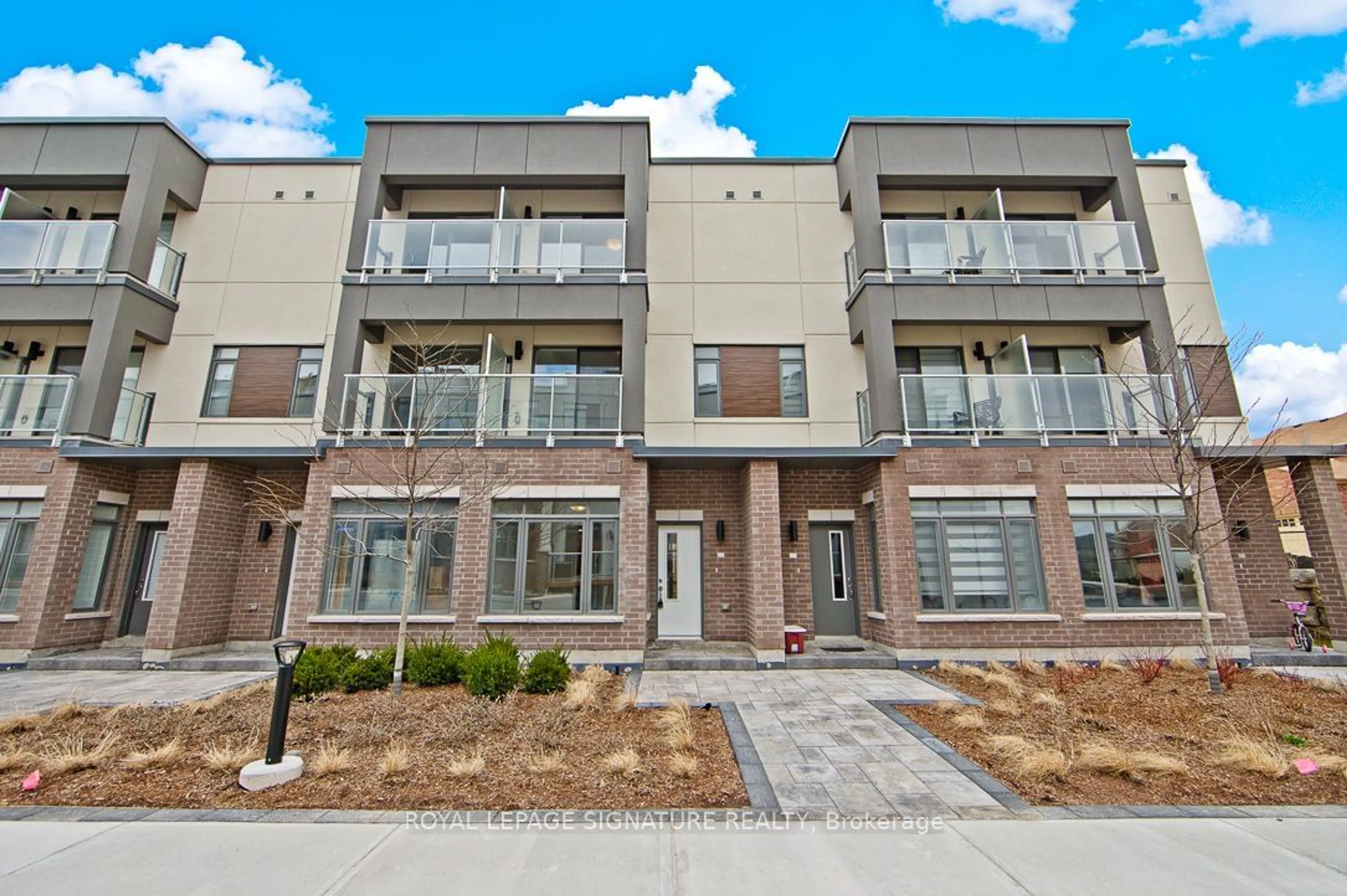 A pic from exterior of the house or condo for 3074 Sixth Line #234, Oakville Ontario L6M 4J9