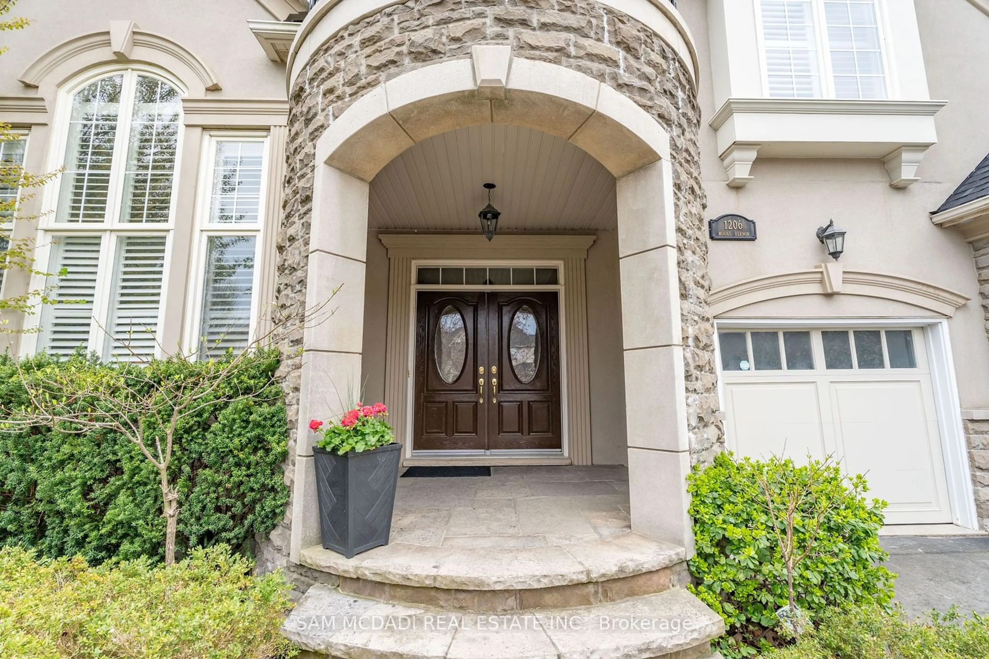 Indoor entryway for 1206 Mount Vernon St, Mississauga Ontario L5H 4M3