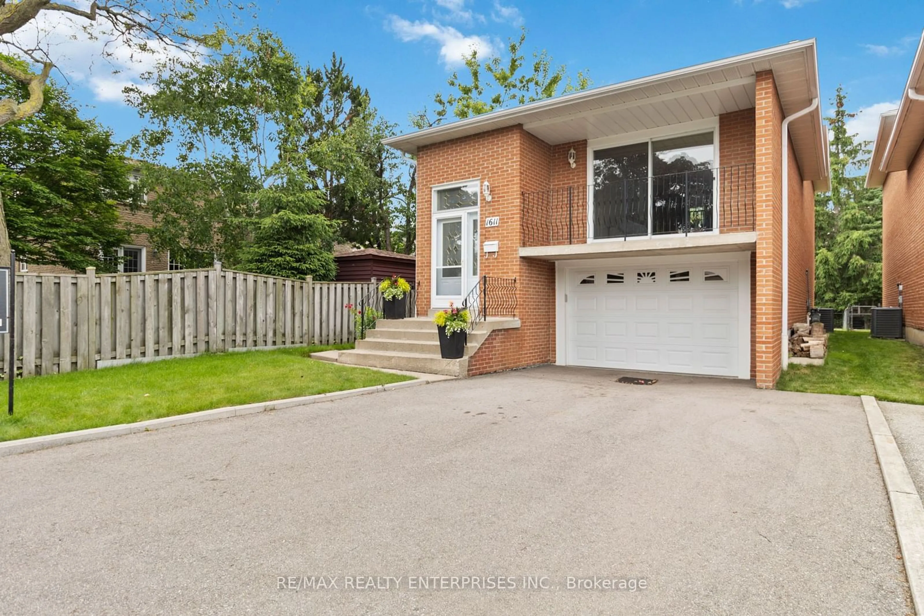 Frontside or backside of a home for 1611 Lewes Way, Mississauga Ontario L4W 3H5
