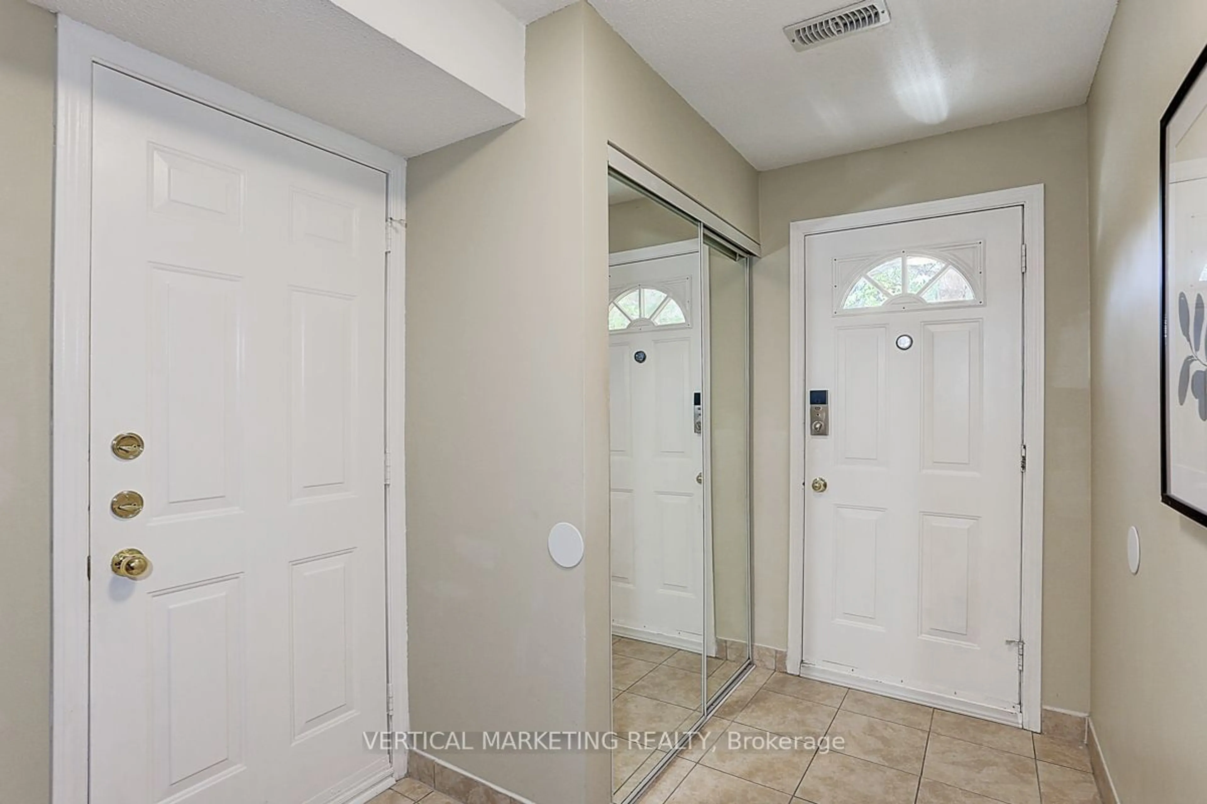Indoor entryway for 4991 Rathkeale Rd #32, Mississauga Ontario L5V 2G9