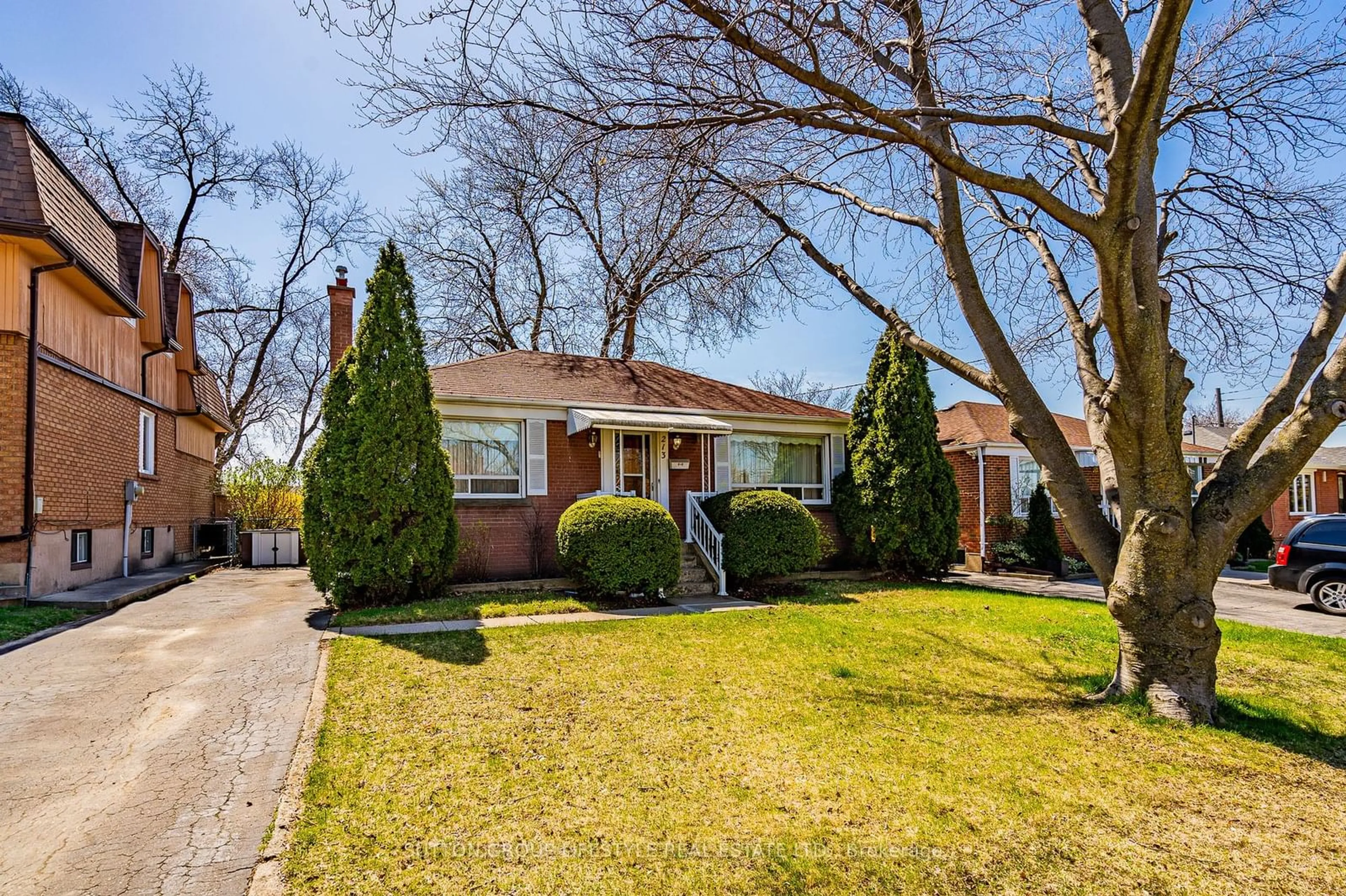 Frontside or backside of a home for 213 EPSOM DOWNS Dr, Toronto Ontario M3M 1S8