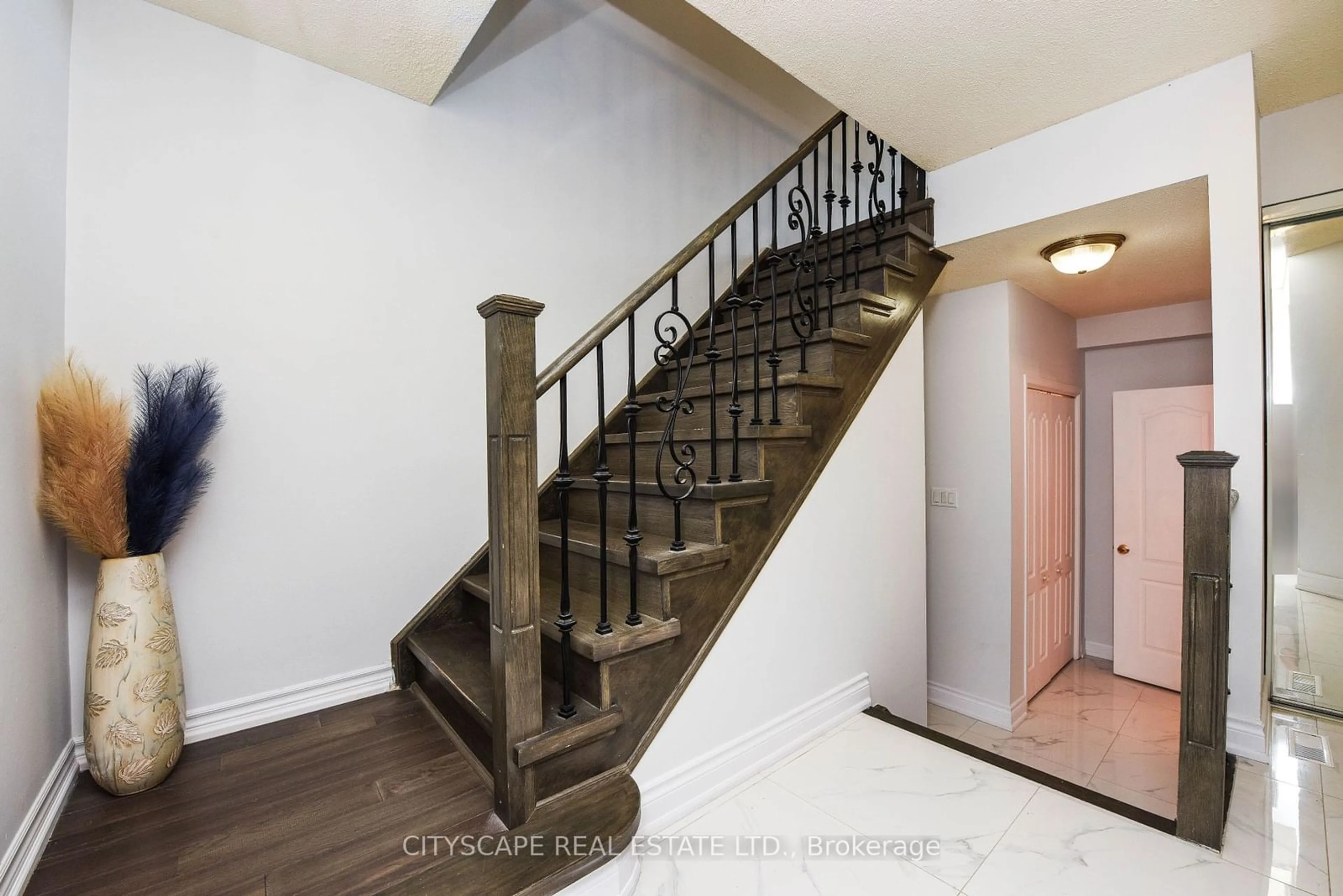 Stairs for 6037 Clover Ridge Cres, Mississauga Ontario L5N 7B4