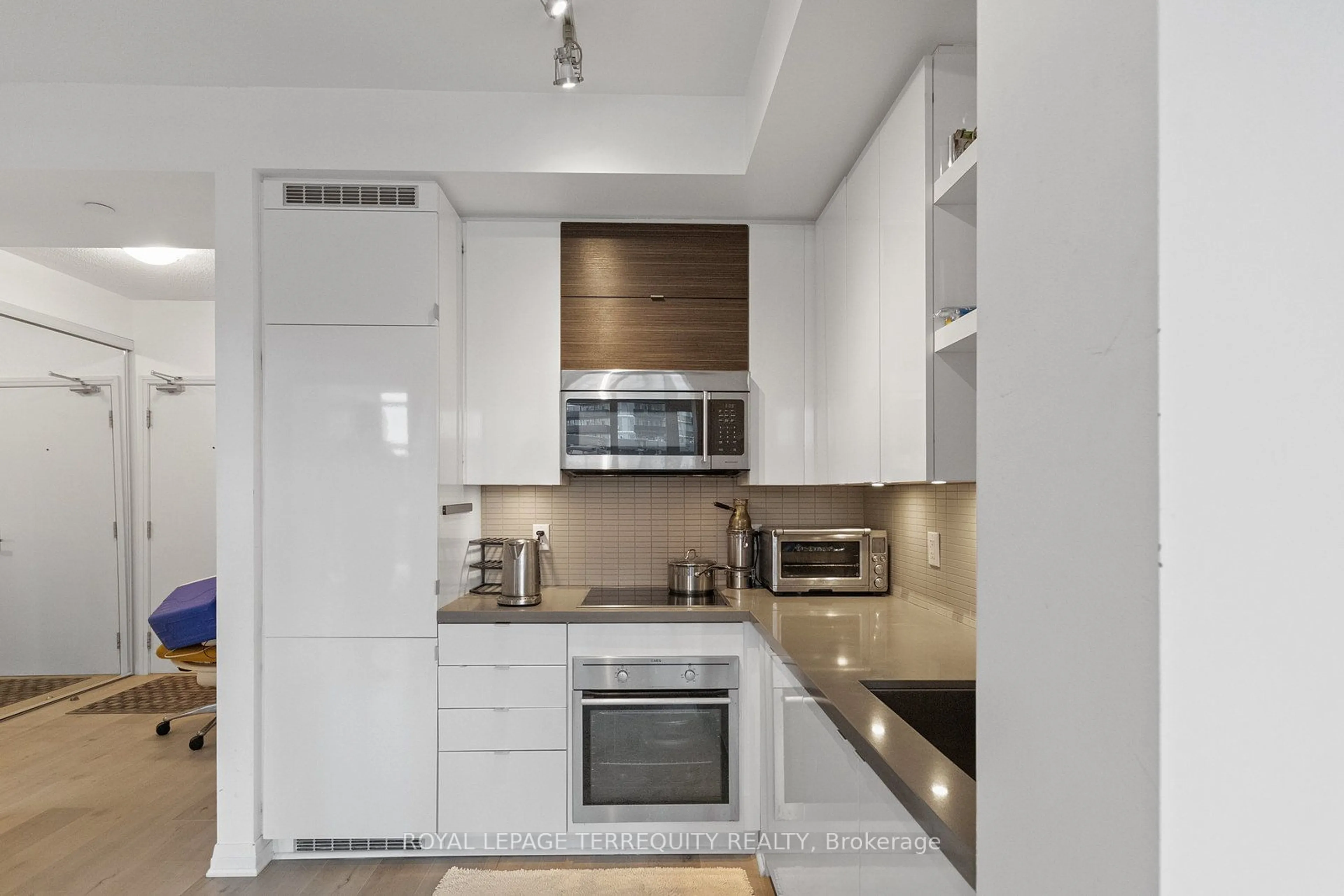 Standard kitchen for 59 Annie Craig Dr #1809, Toronto Ontario M8V 0C4