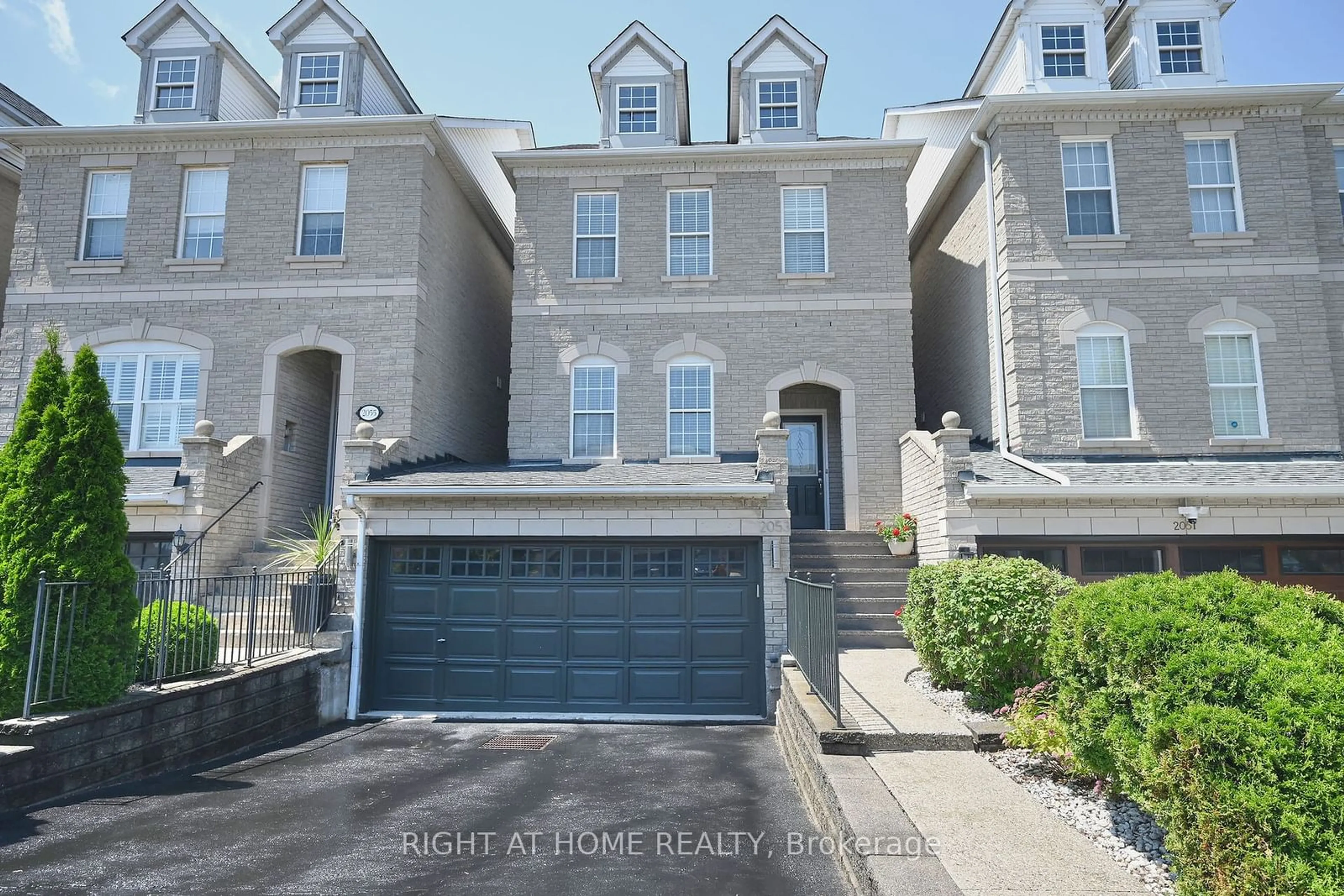 A pic from exterior of the house or condo for 2053 White Dove Circ, Oakville Ontario L6M 3R7