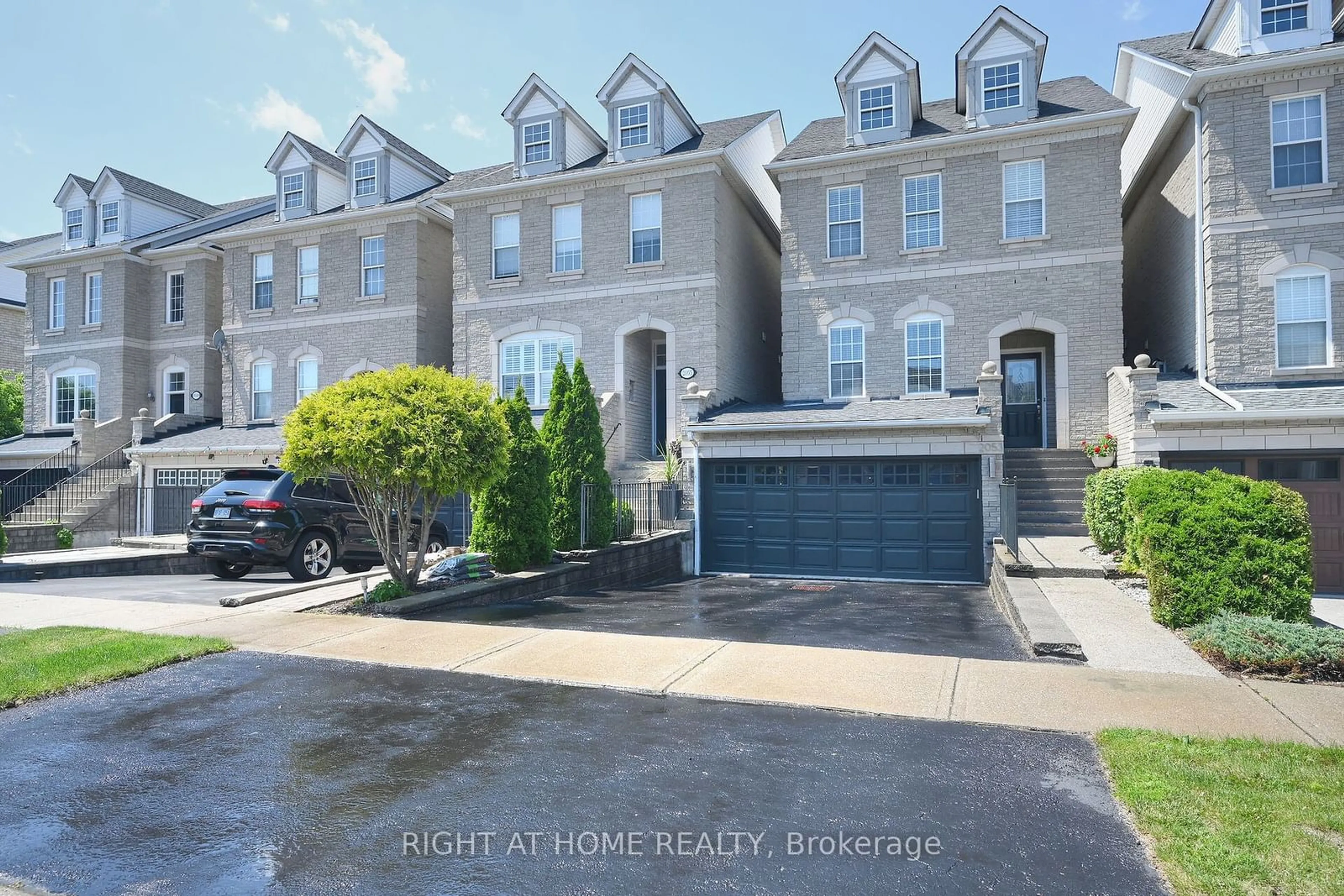 Frontside or backside of a home for 2053 White Dove Circ, Oakville Ontario L6M 3R7