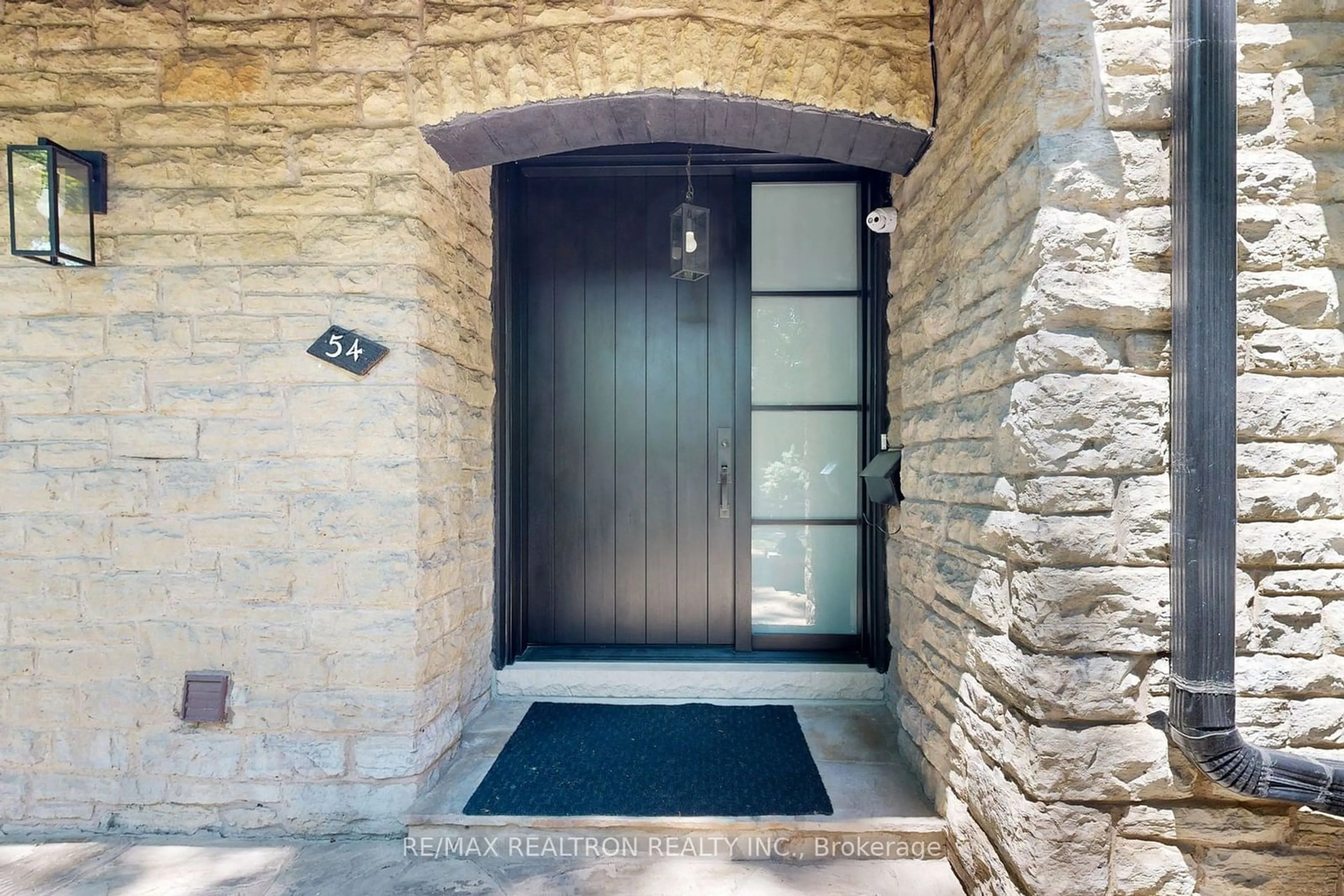 Indoor entryway for 54 Baby Point Cres, Toronto Ontario M6S 2B9