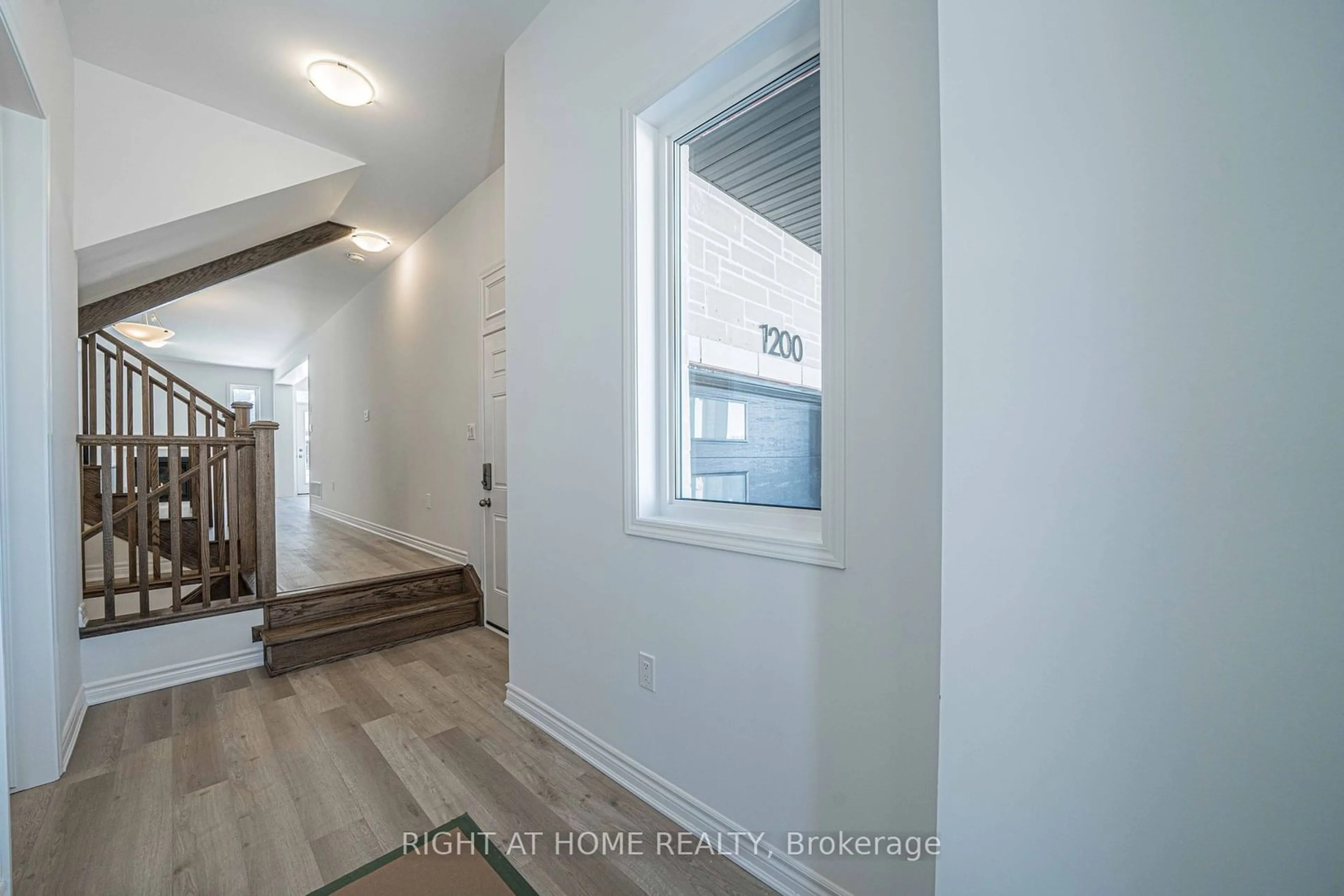 Indoor entryway for 1200 Anson Gate, Oakville Ontario L6H 3Z9