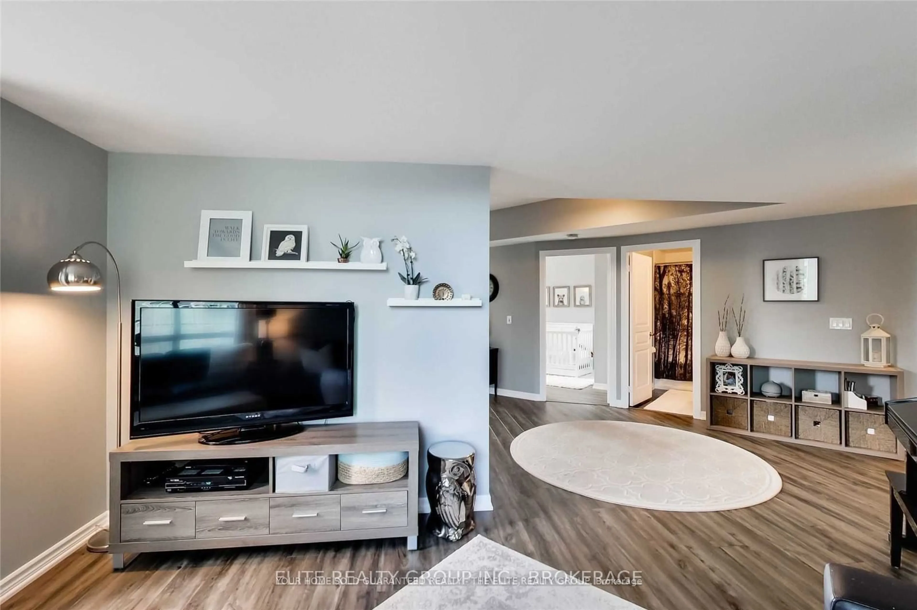 Living room for 220 Burnhamthorpe Rd #1107, Mississauga Ontario L5B 3Y5