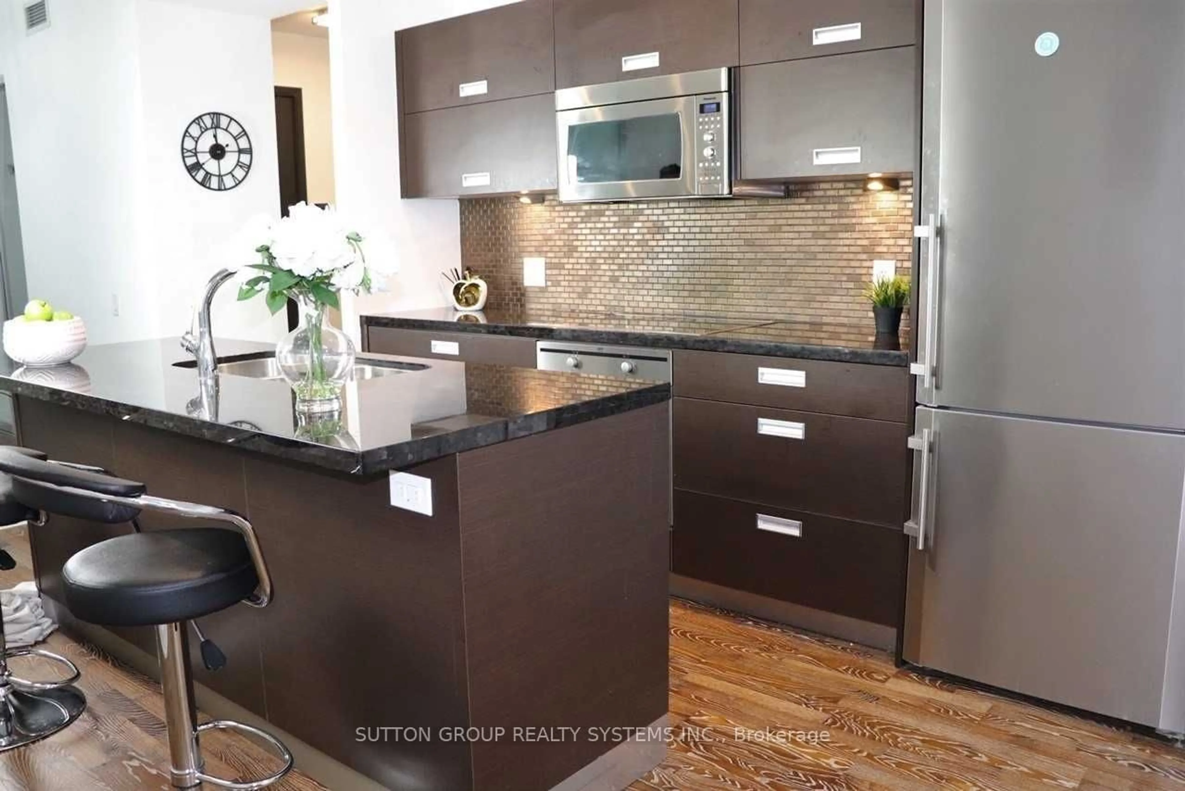 Contemporary kitchen for 88 Park Lawn Rd #1807, Toronto Ontario M8Y 0B5