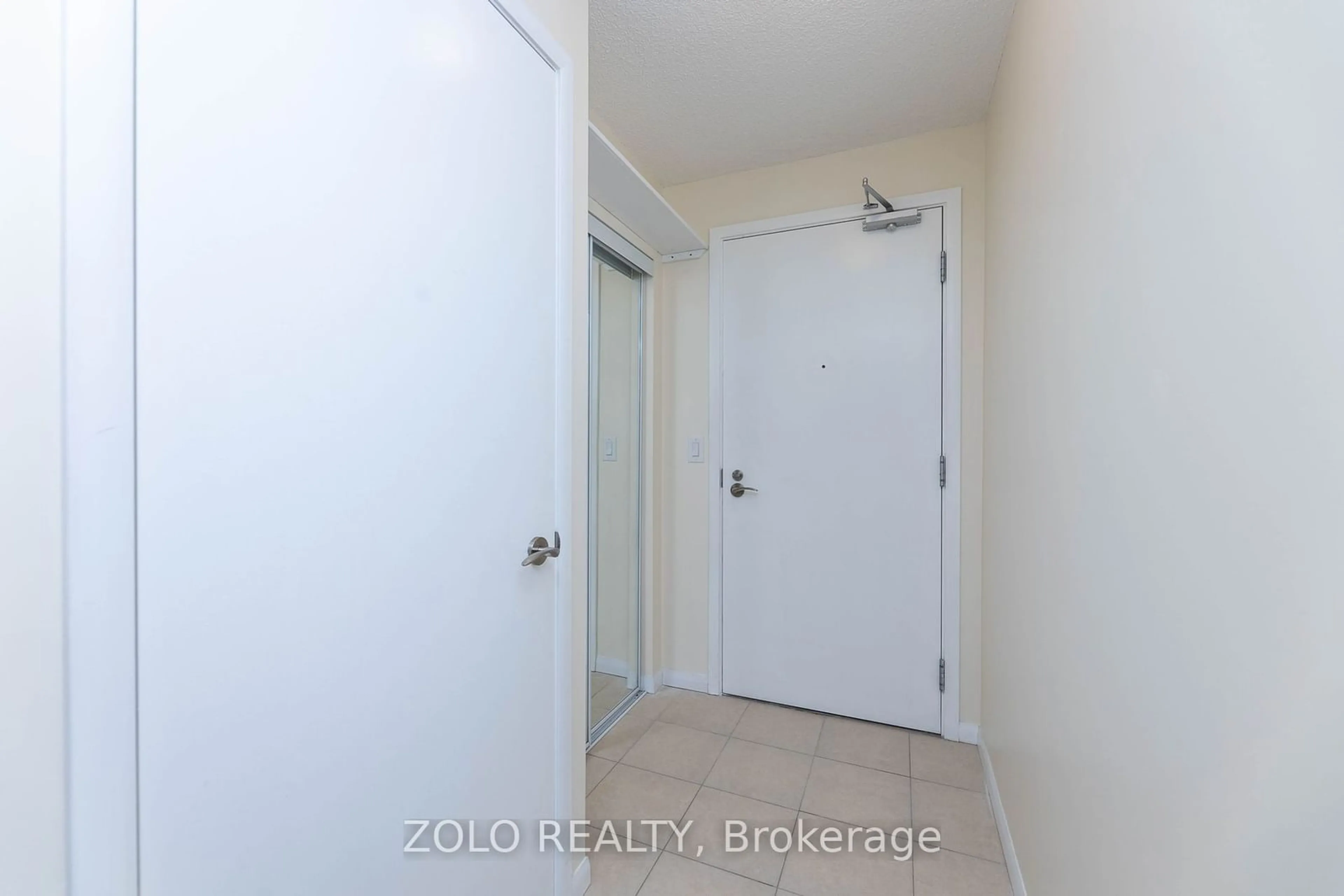 Indoor entryway for 830 Lawrence Ave #334, Toronto Ontario M6A 0B6