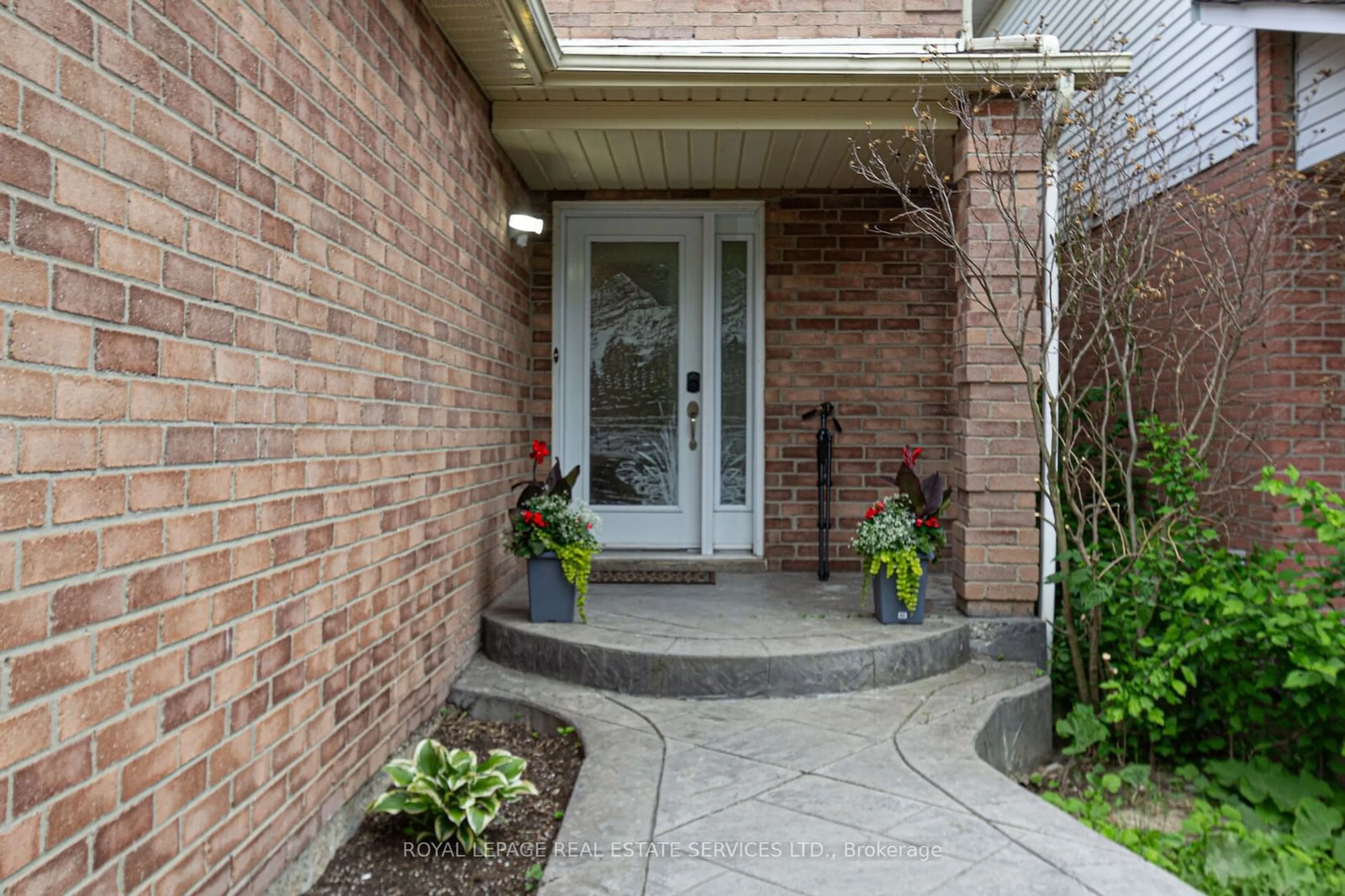 Indoor entryway for 1536 Kirkrow Cres, Mississauga Ontario L5M 3Y8