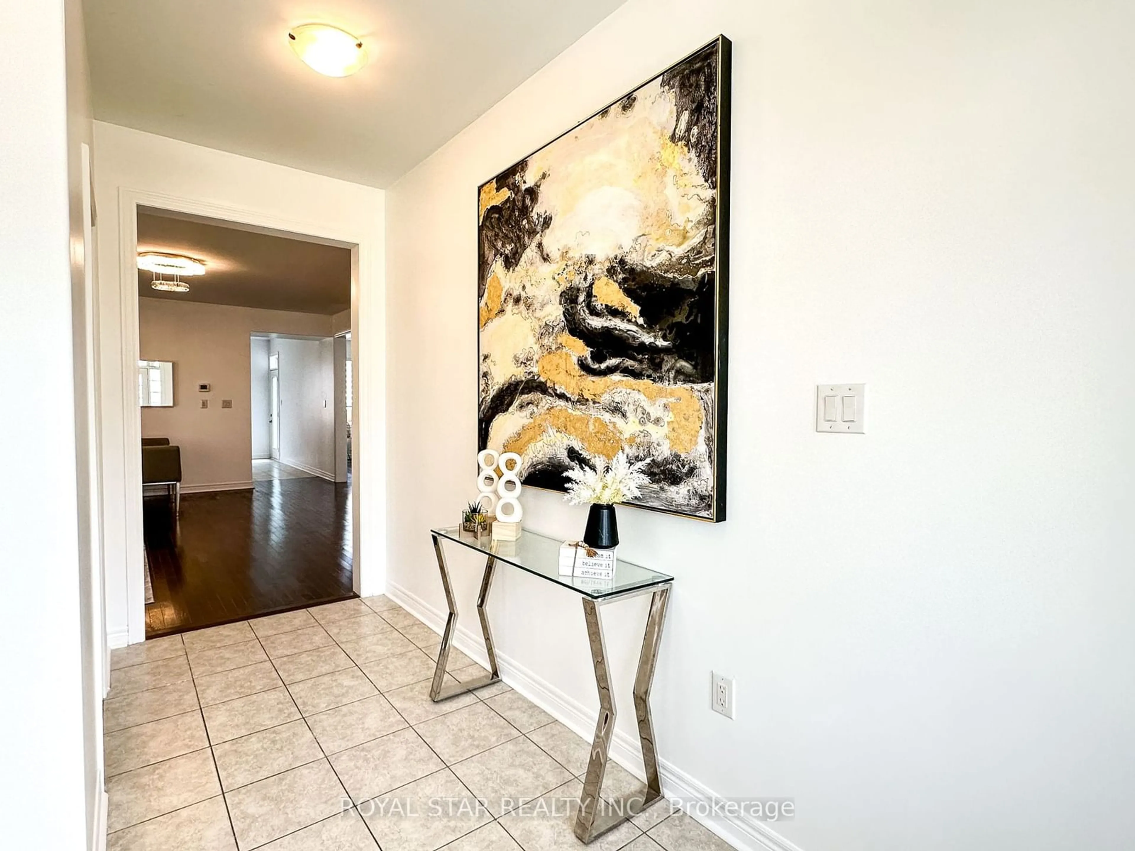 Indoor entryway for 31 Perdita Rd, Brampton Ontario L6Y 6B3