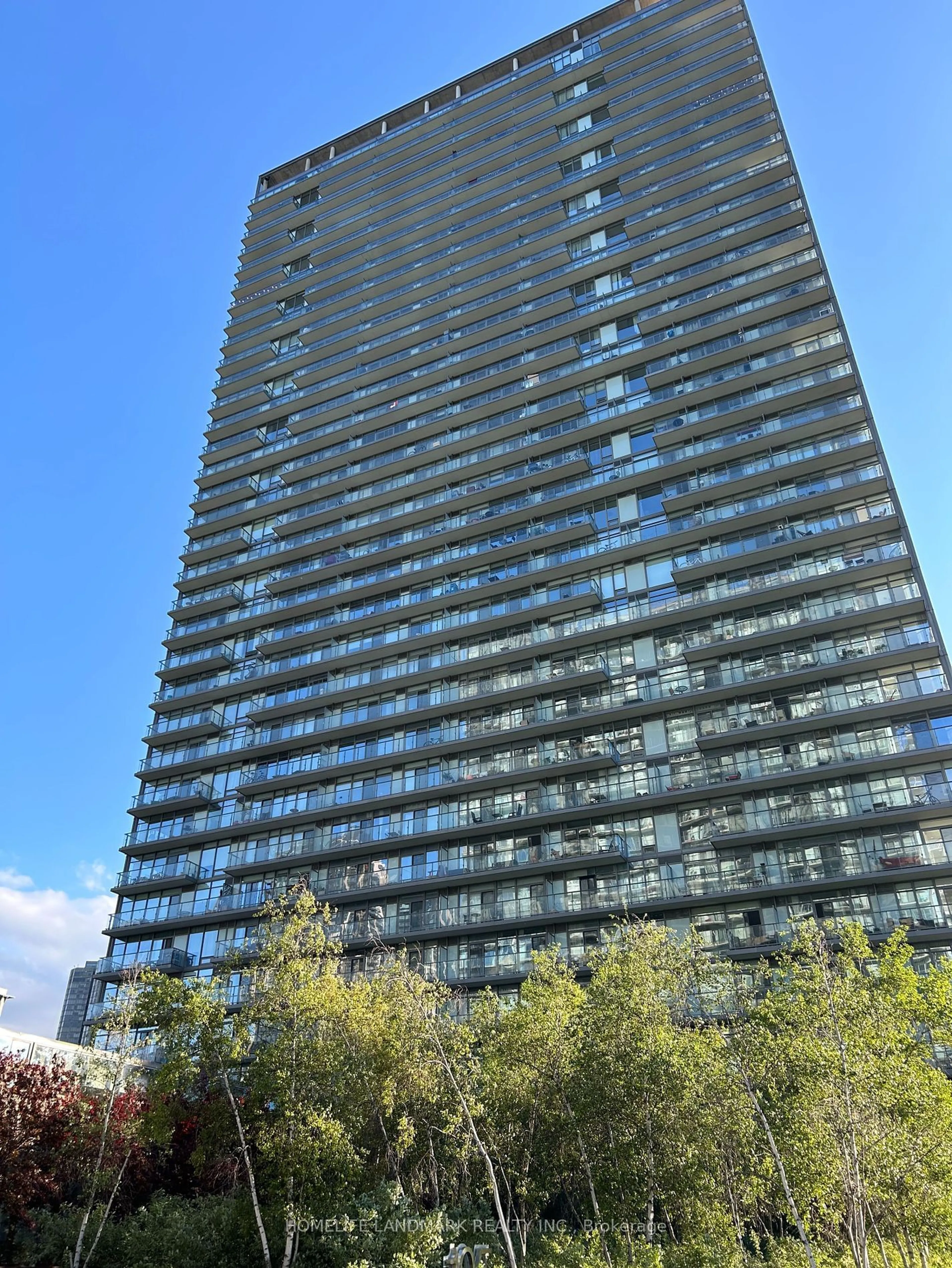 A pic from exterior of the house or condo for 105 The Queensway #909, Toronto Ontario M6S 5B5