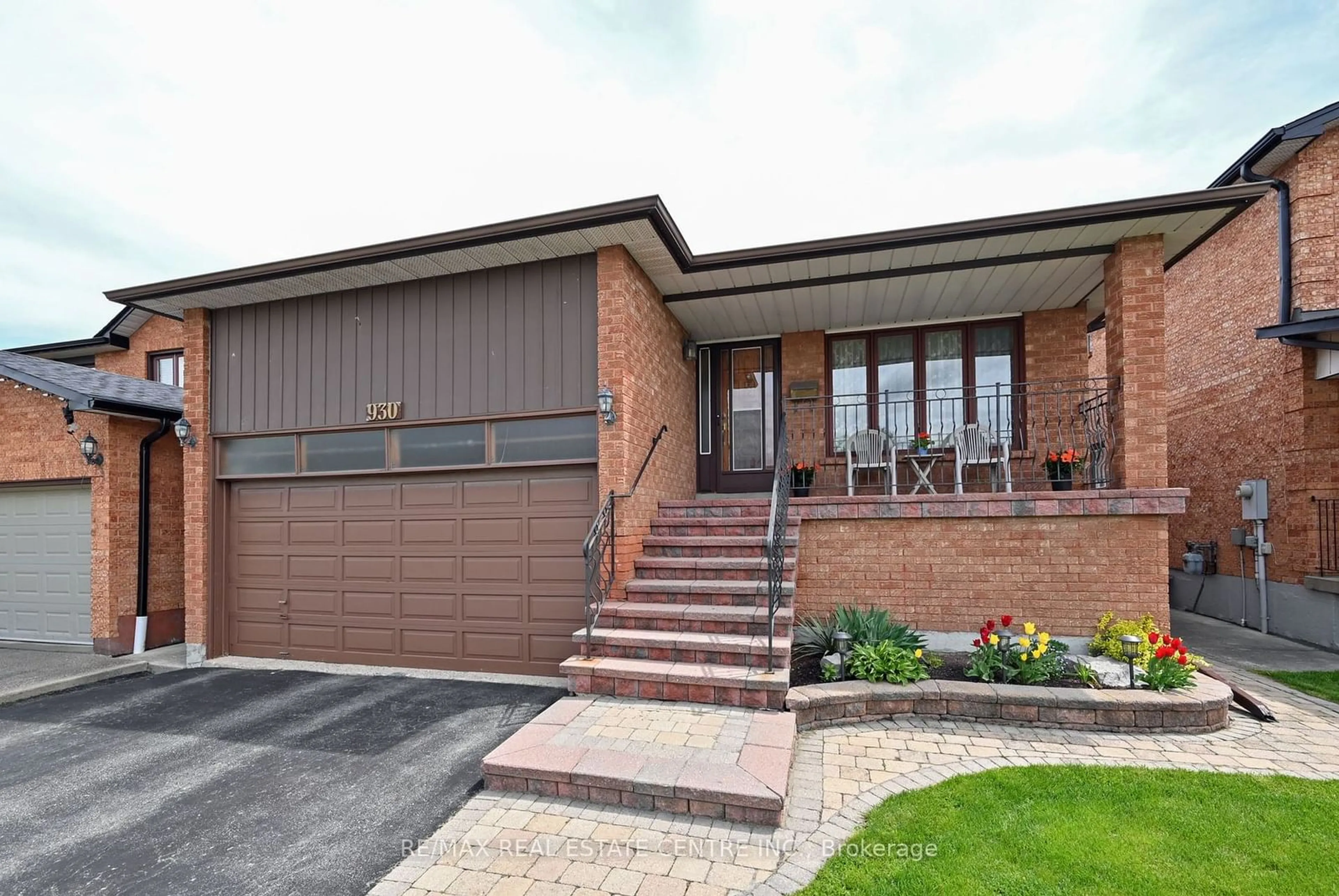 Home with brick exterior material for 930 Wetherby Lane, Mississauga Ontario L4W 4S7