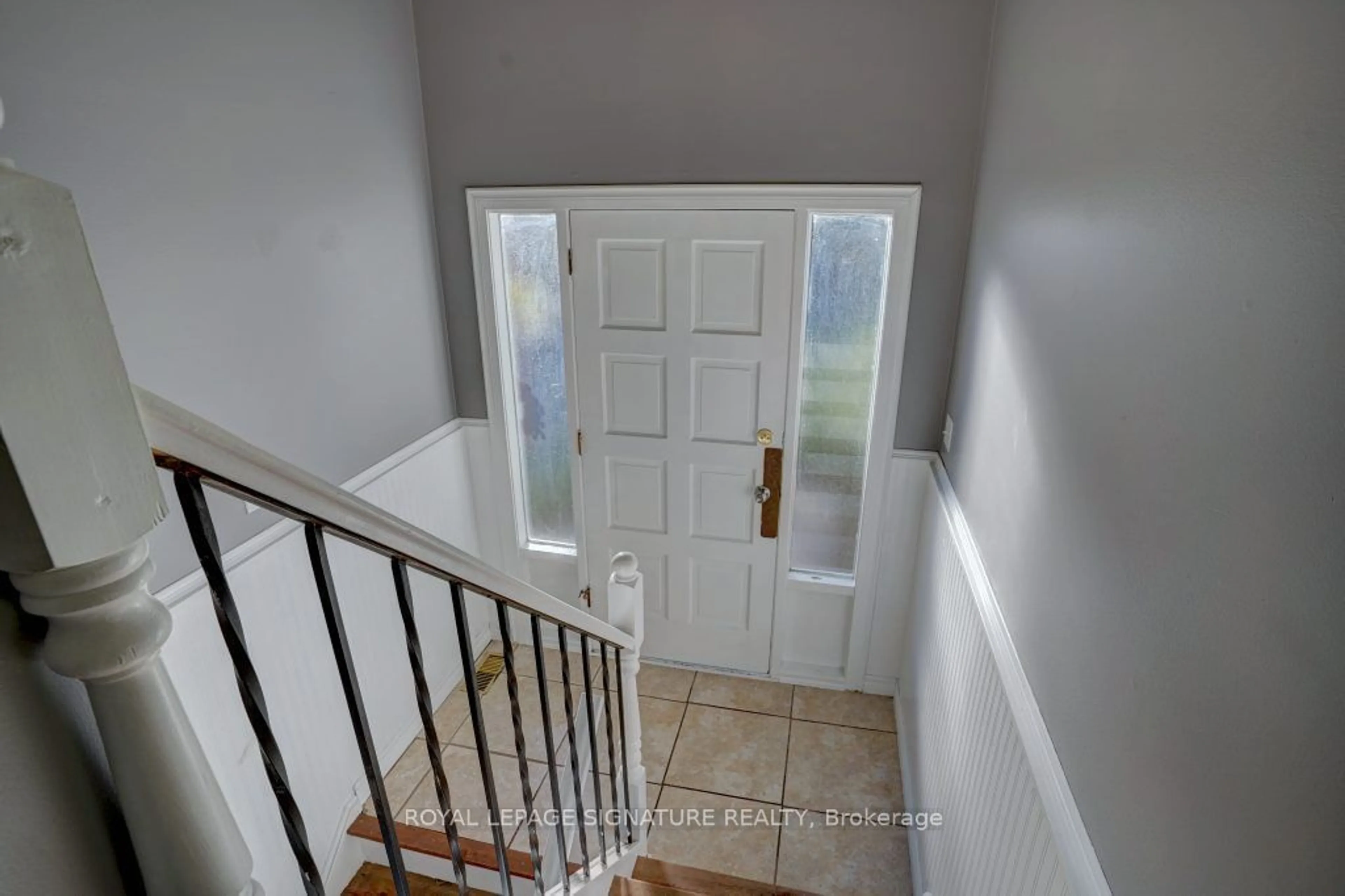 Indoor entryway for 12 Cobblehill Rd, Halton Hills Ontario L7J 2T1