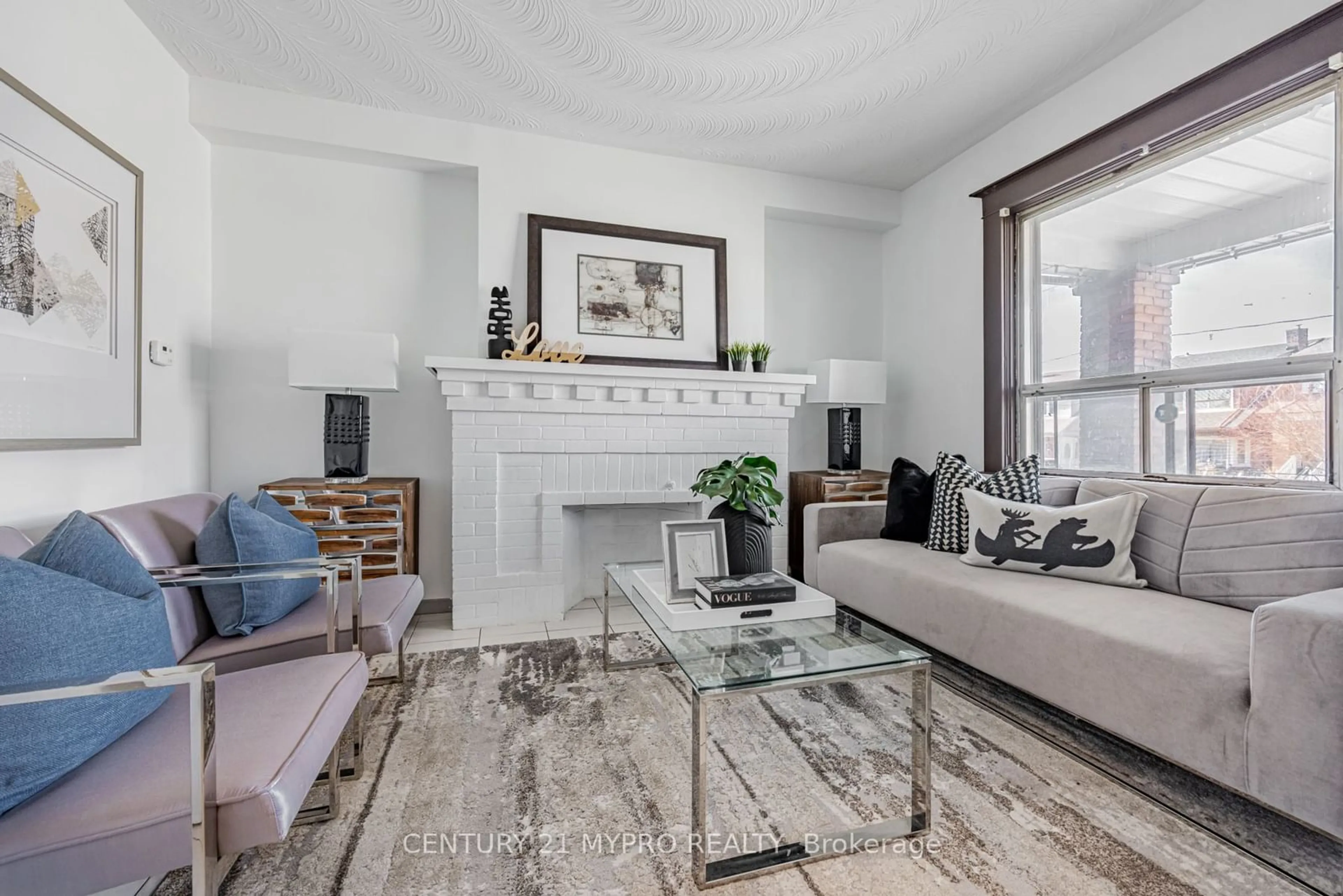 Living room for 1943 Dufferin St, Toronto Ontario M6E 3P8