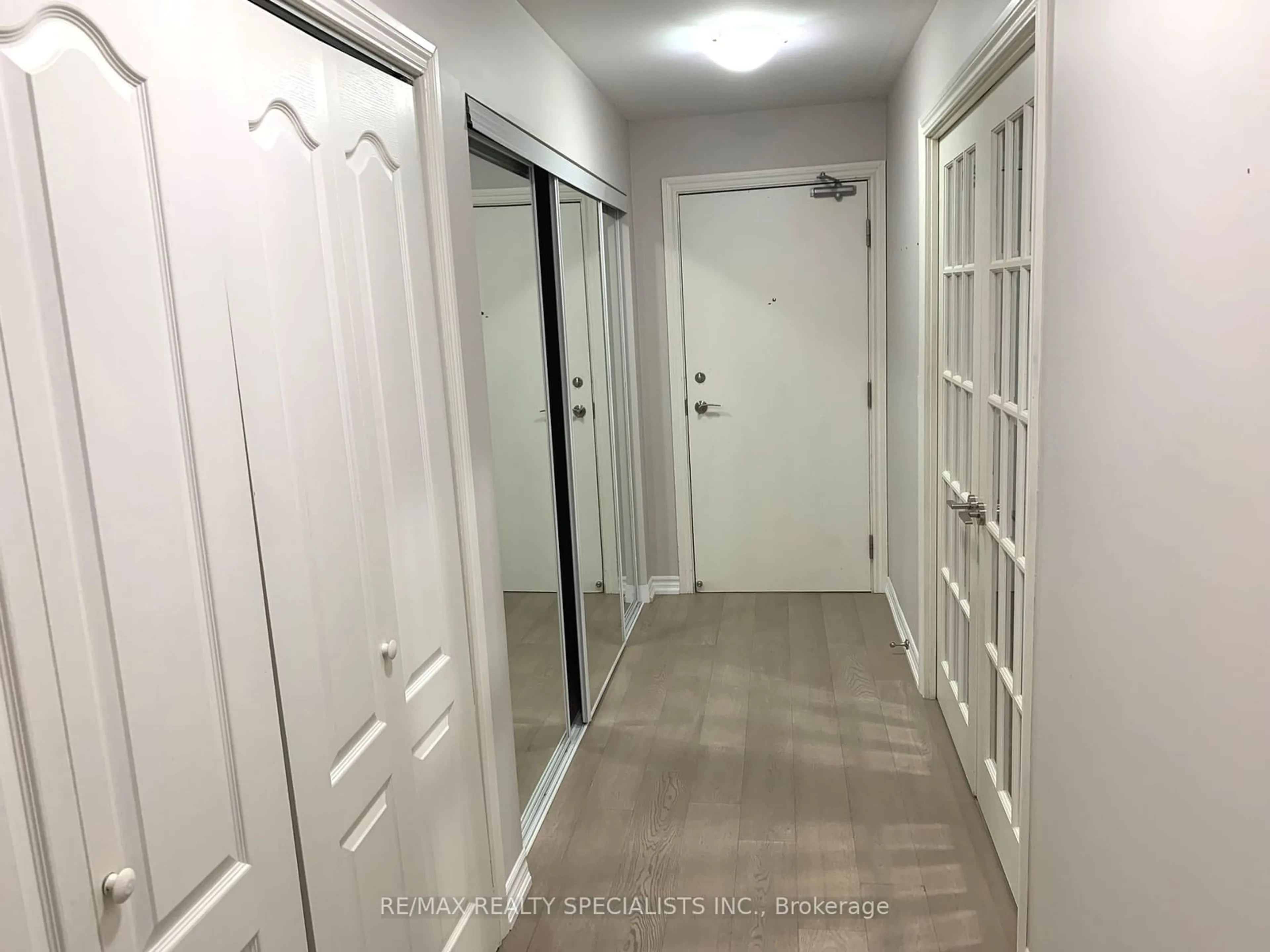 Indoor foyer for 810 Scollard Crt #1106, Mississauga Ontario L5V 0A4