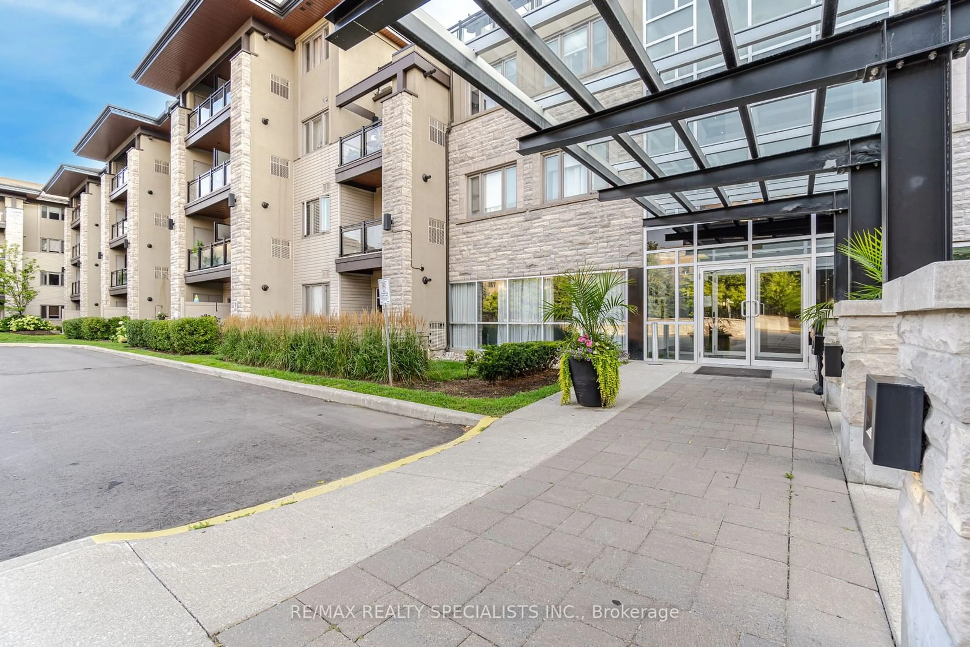 A pic from exterior of the house or condo for 570 Lolita Gdns #319, Mississauga Ontario L5A 0A1