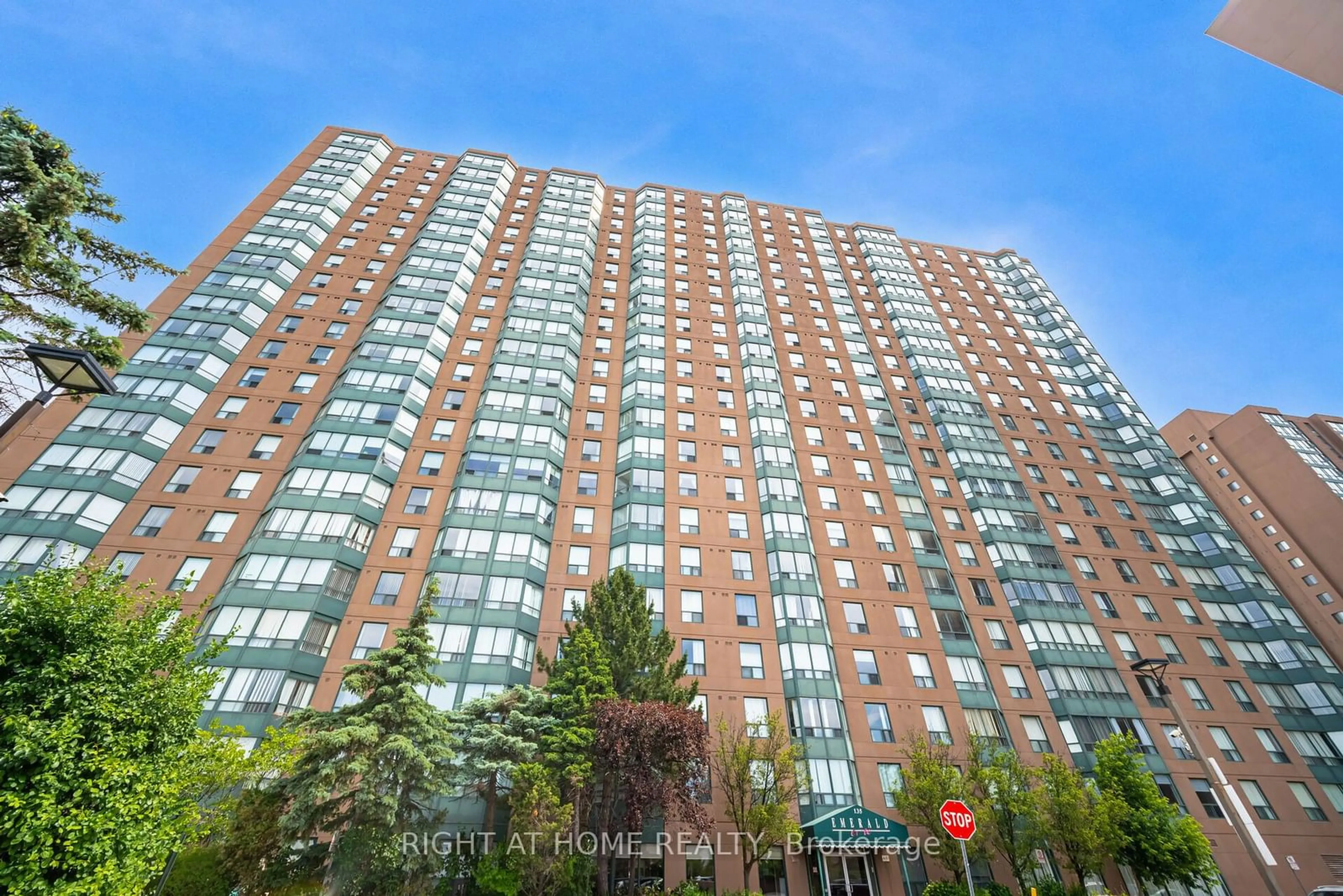 A pic from exterior of the house or condo for 135 Hillcrest Ave #1901, Mississauga Ontario L5B 4B1