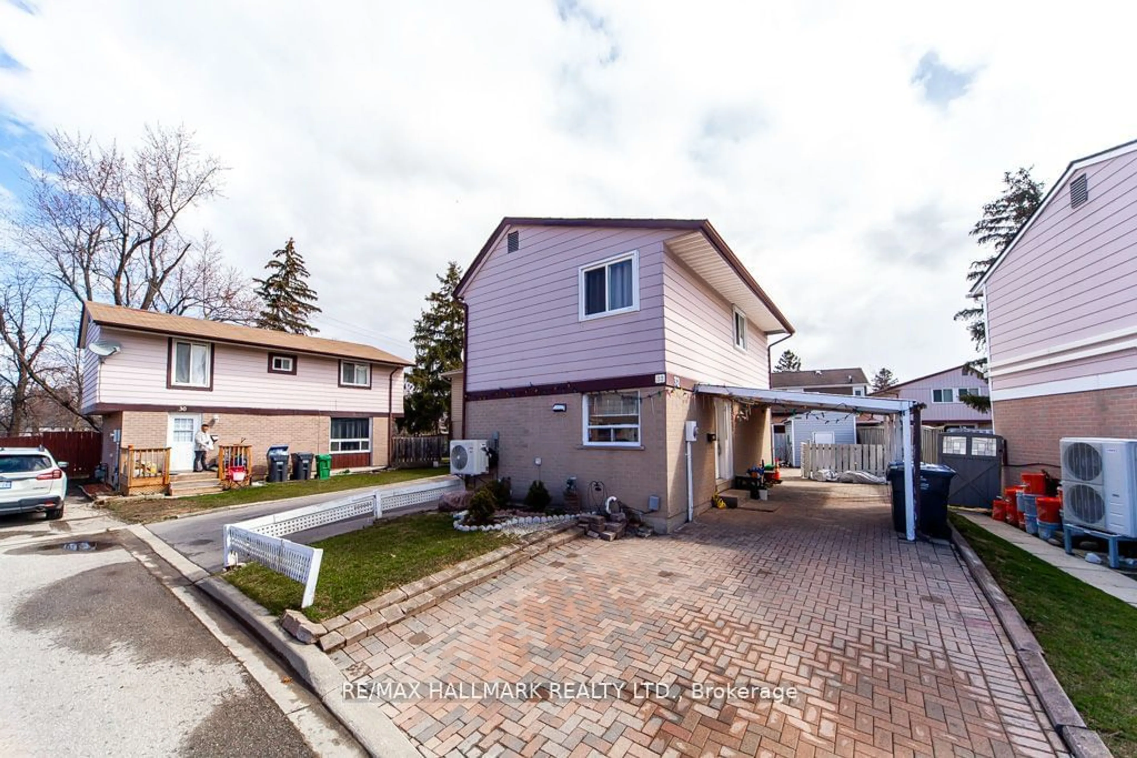 Frontside or backside of a home for 32 Hindquarter Crt, Brampton Ontario L6S 2C3