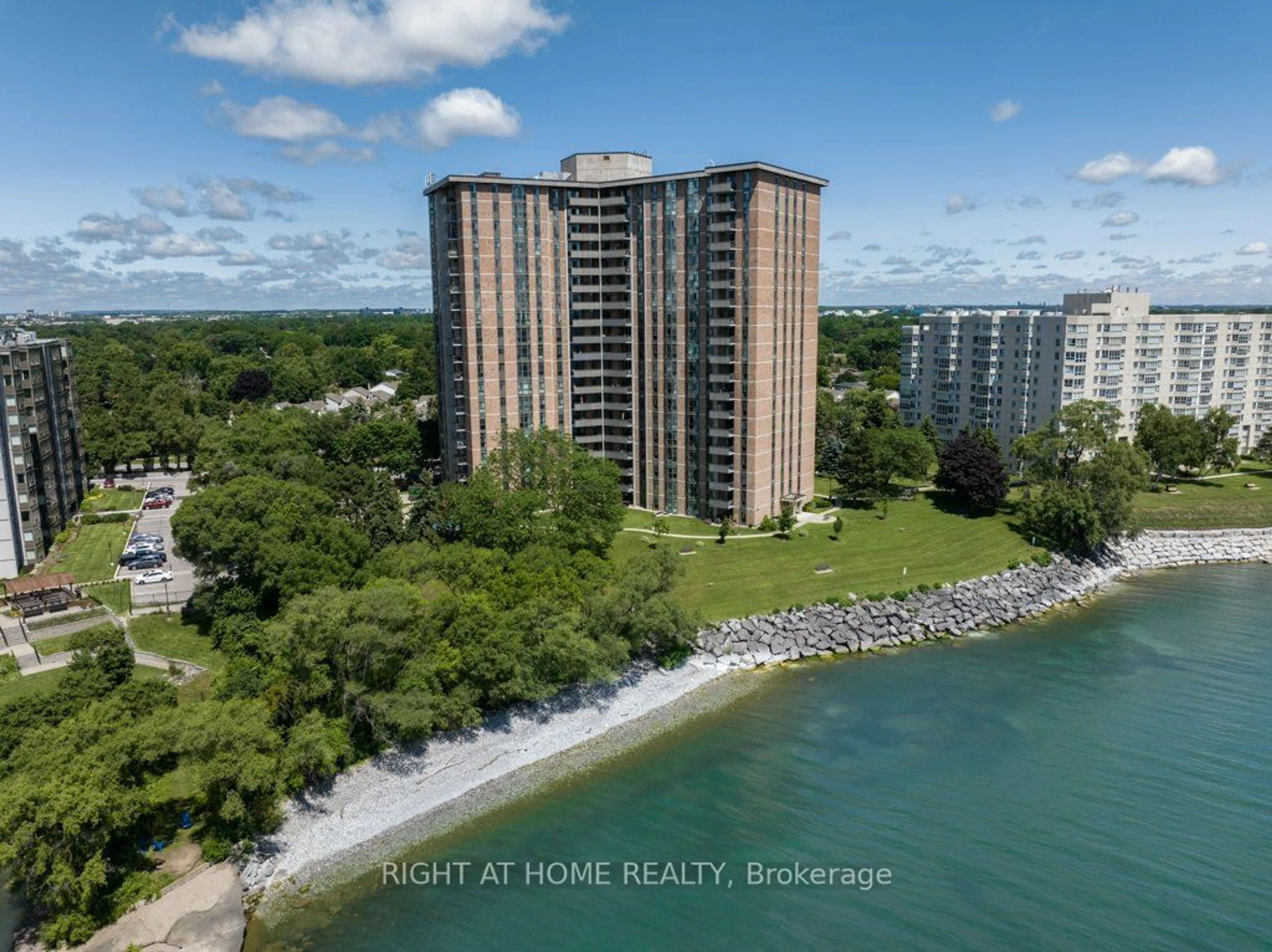 A pic from exterior of the house or condo for 5250 LAKESHORE RD. Rd #2006, Burlington Ontario L7L 5L2