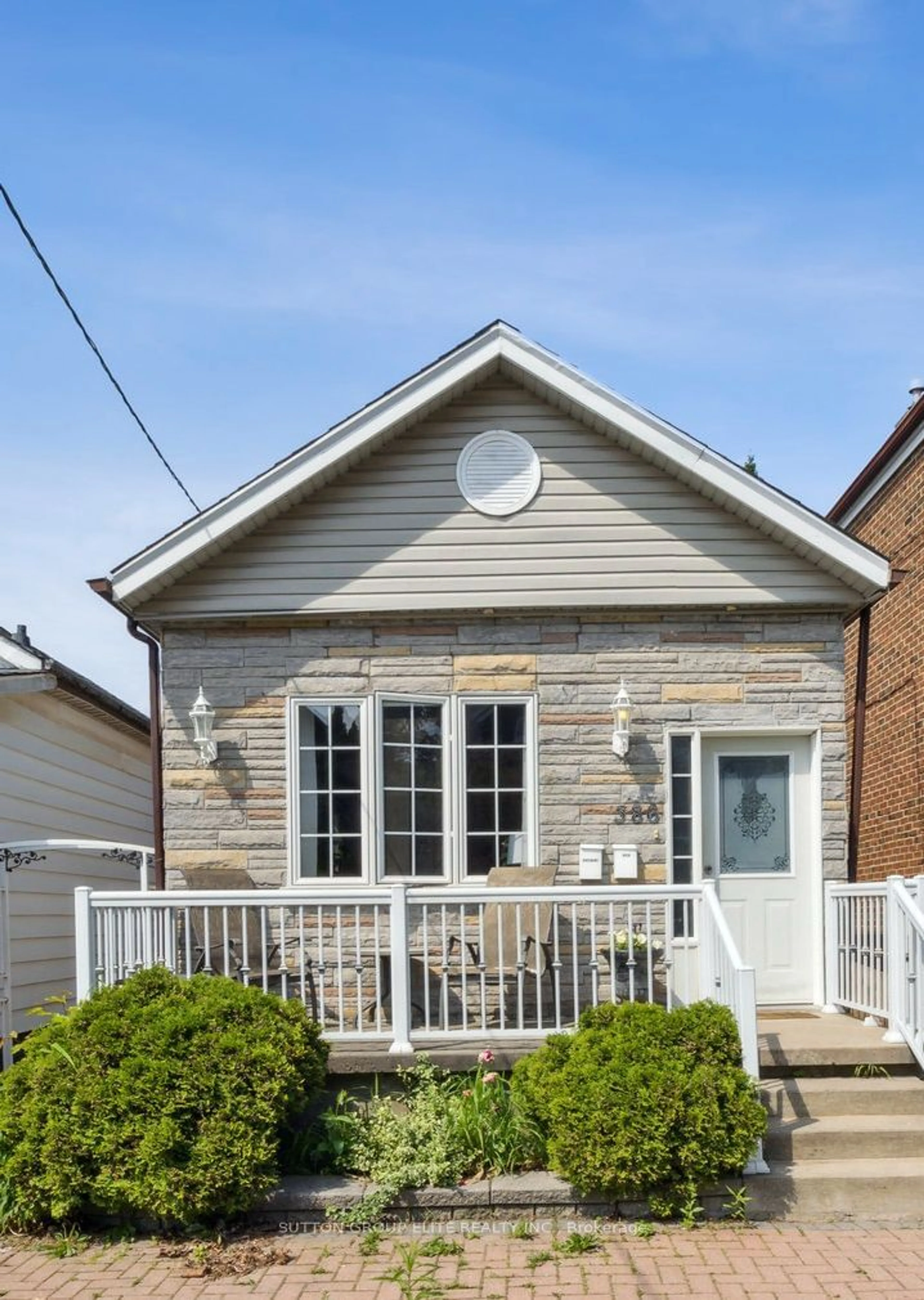 Frontside or backside of a home for 386 Westmoreland Ave, Toronto Ontario M6H 3A7