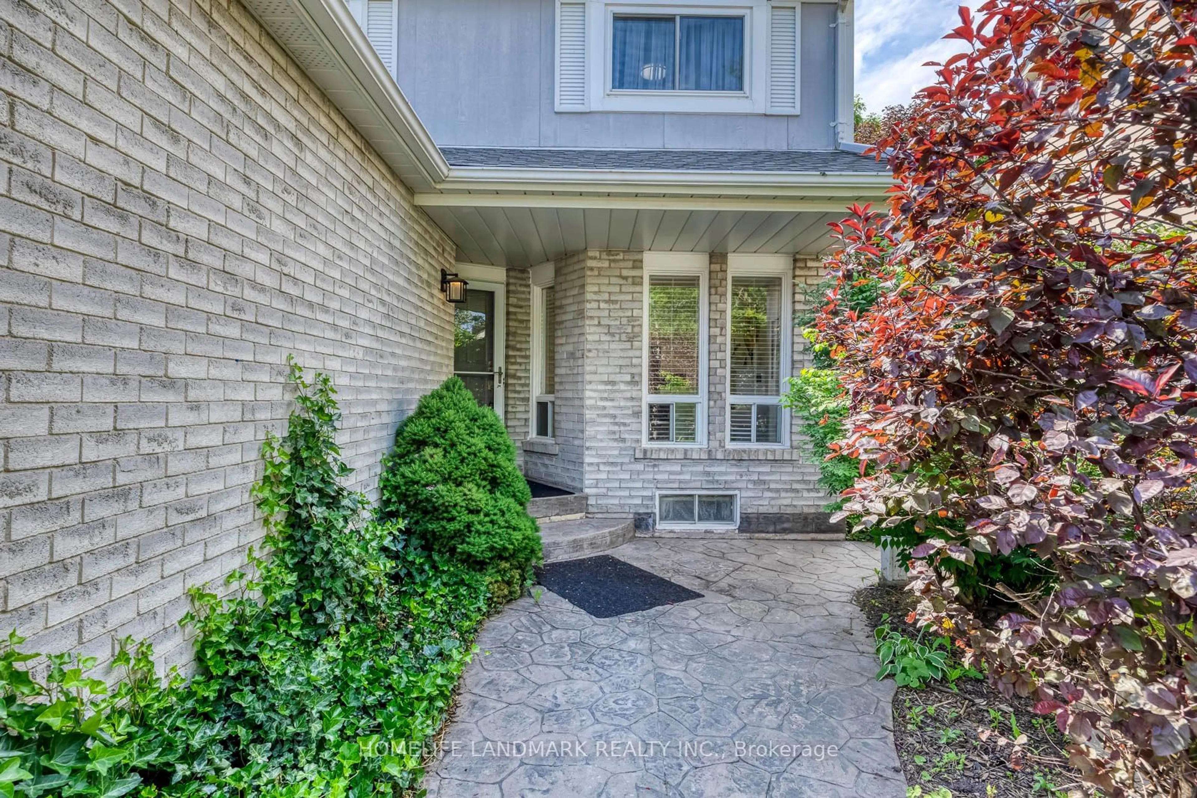 Home with brick exterior material for 1112 Montgomery Dr, Oakville Ontario L6M 1G1