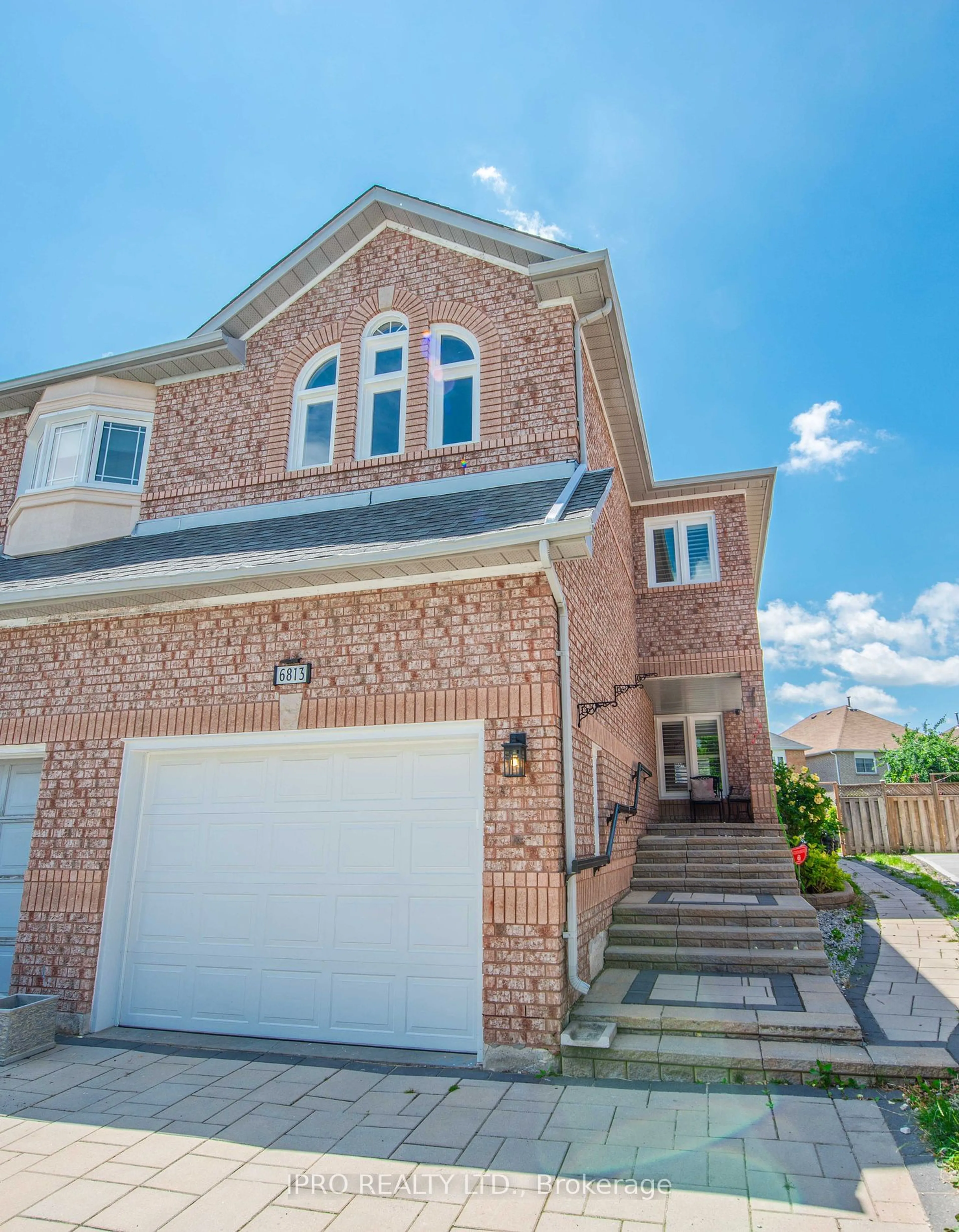 Home with brick exterior material for 6813 Bansbridge Cres, Mississauga Ontario L5N 6T2