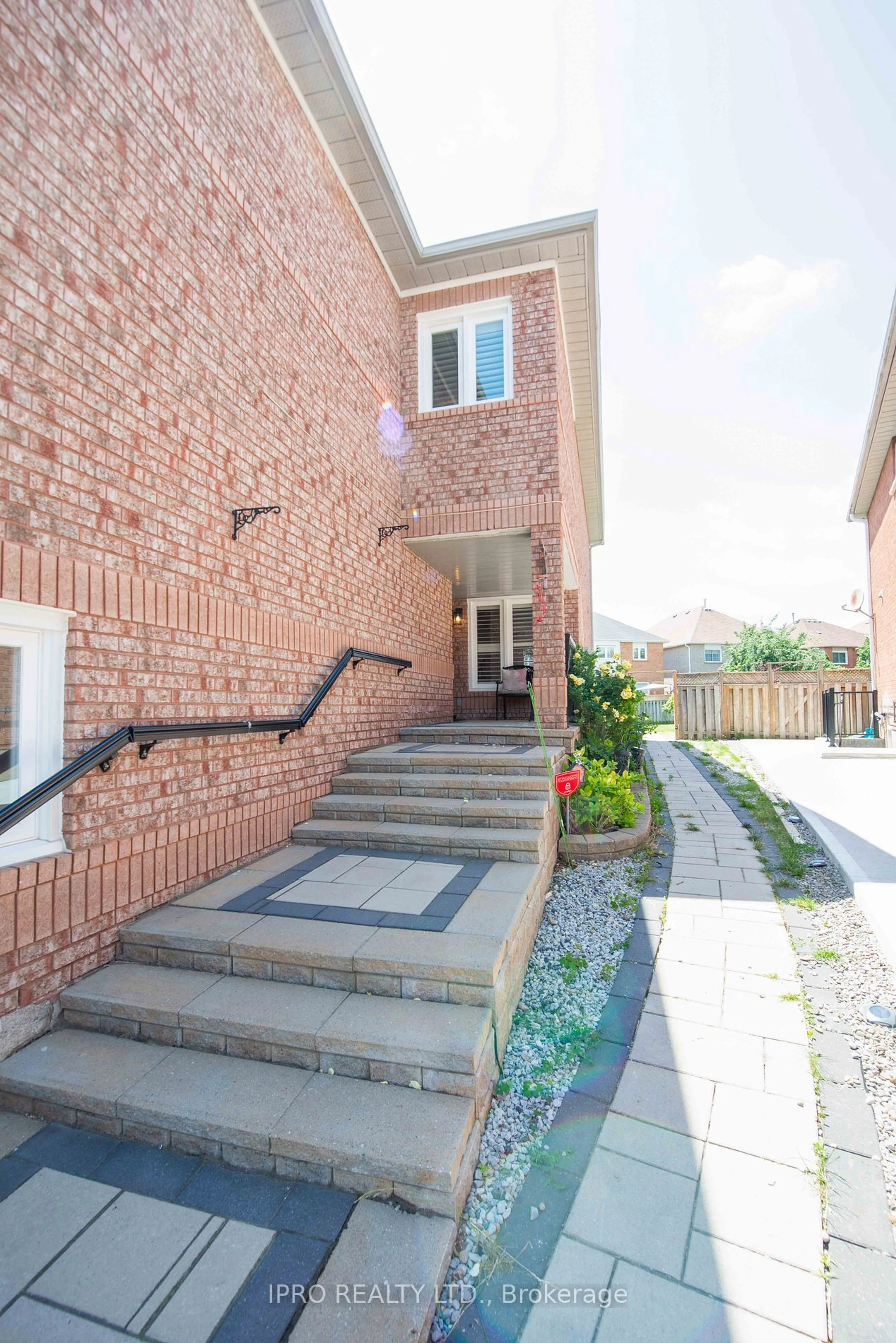 Home with brick exterior material for 6813 Bansbridge Cres, Mississauga Ontario L5N 6T2