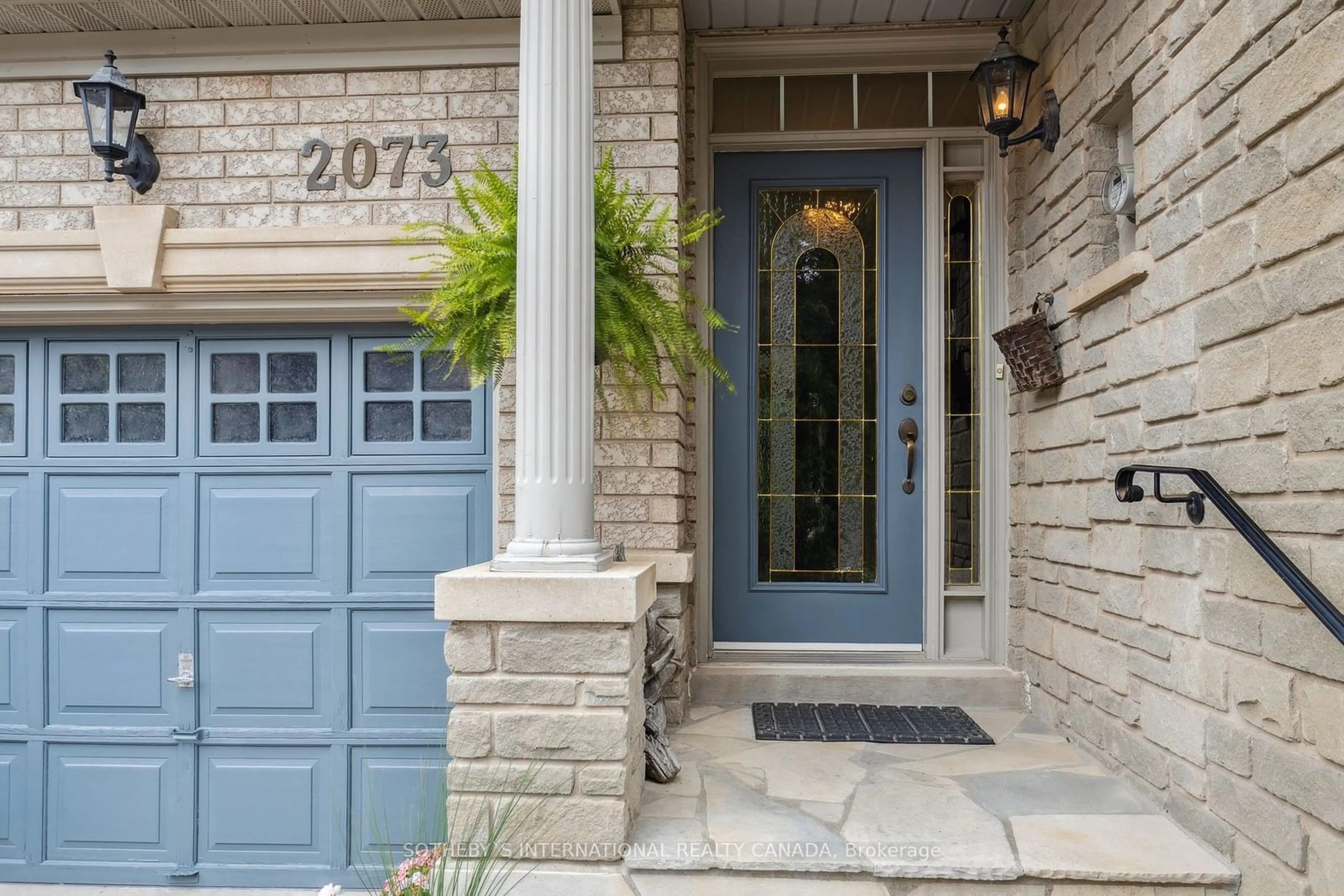 Indoor entryway for 2073 Pinevalley Cres, Oakville Ontario L6H 6L8