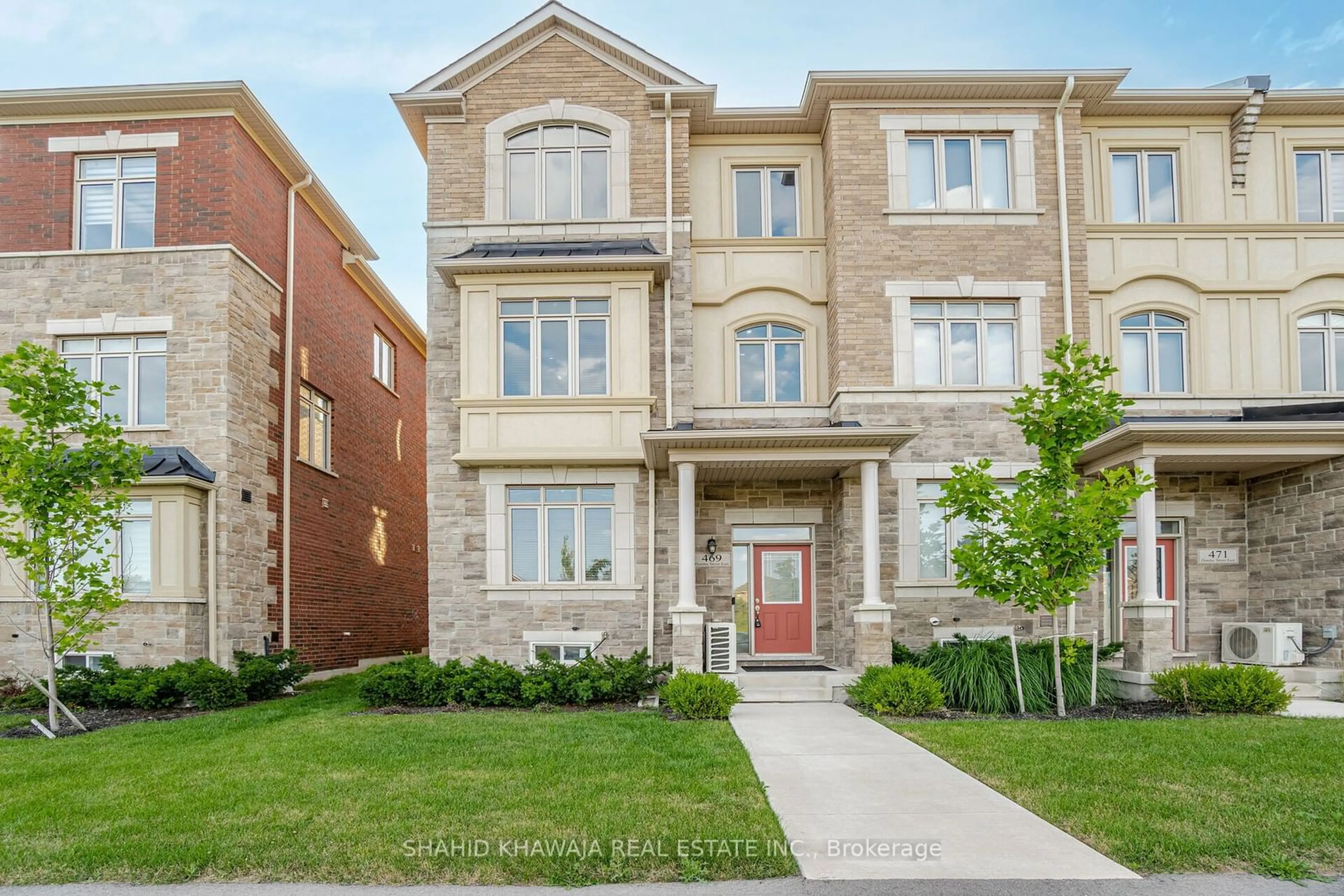 A pic from exterior of the house or condo for 469 Dundas St, Oakville Ontario L6H 3P4