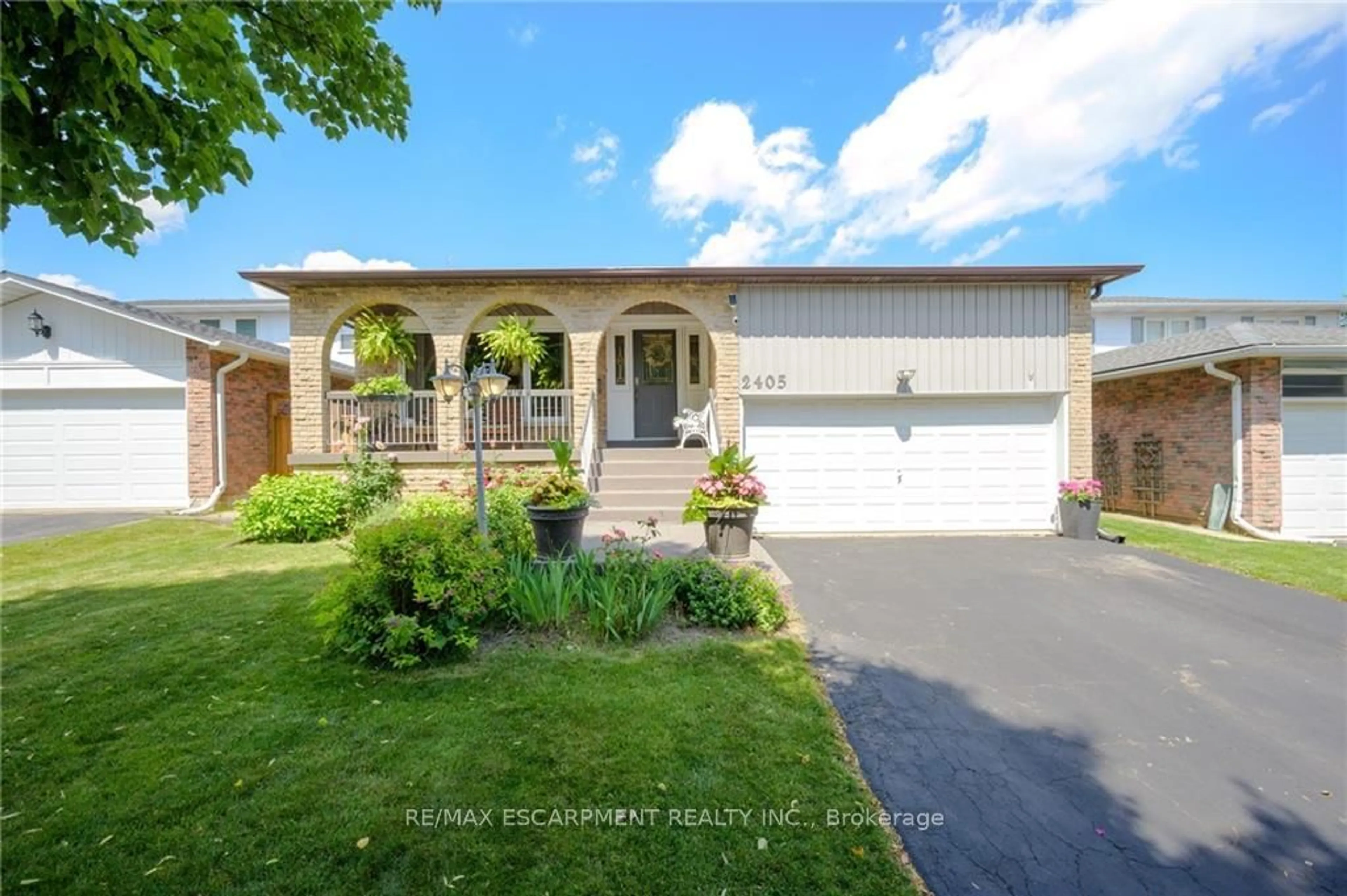 Frontside or backside of a home for 2405 Amblecote Lane, Burlington Ontario L7P 4E6