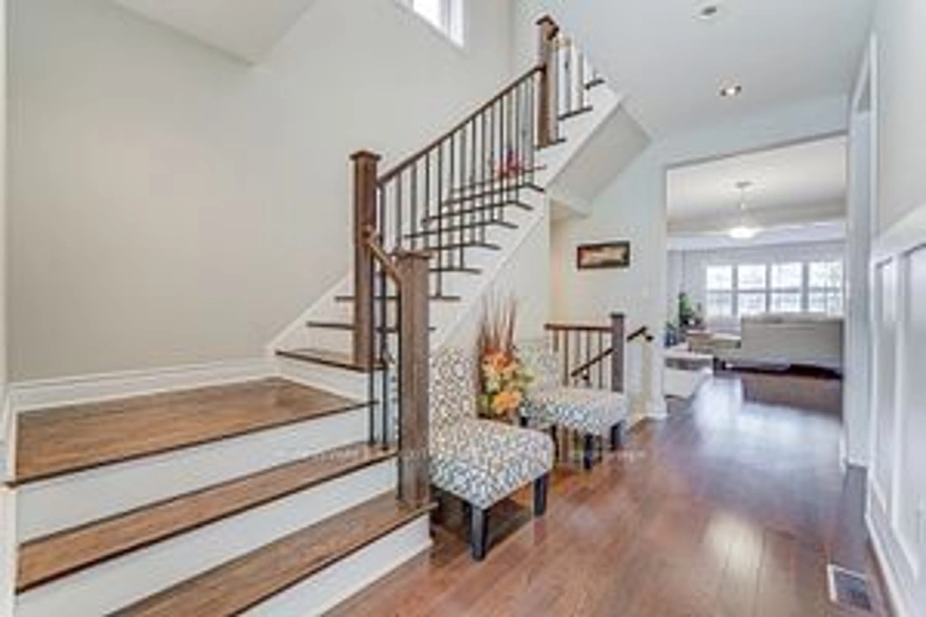 Indoor entryway for 33 ASH HILL Ave, Caledon Ontario L7C 4E8