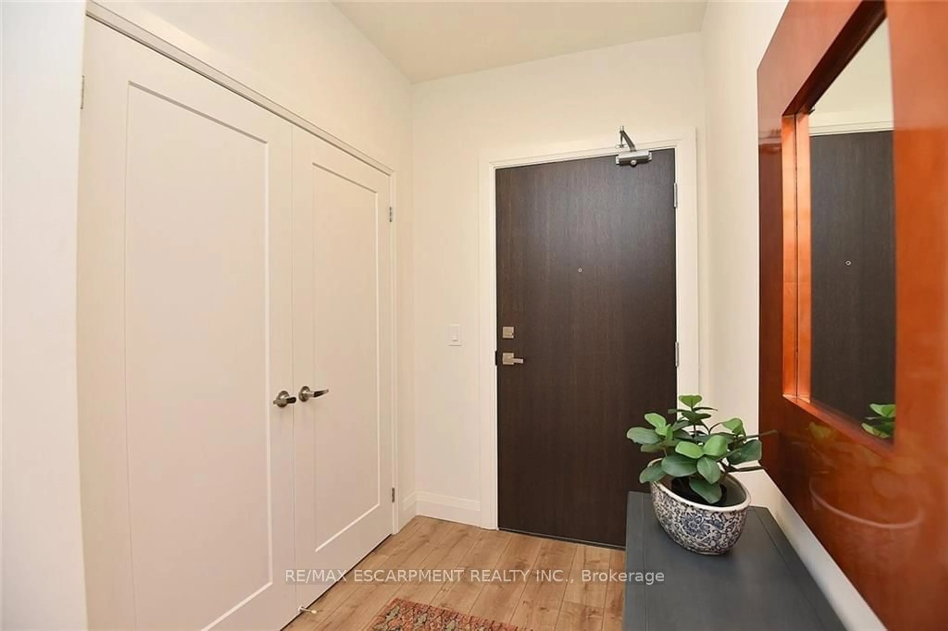 Indoor entryway for 500 Brock Ave #1807, Burlington Ontario L7S 0A5