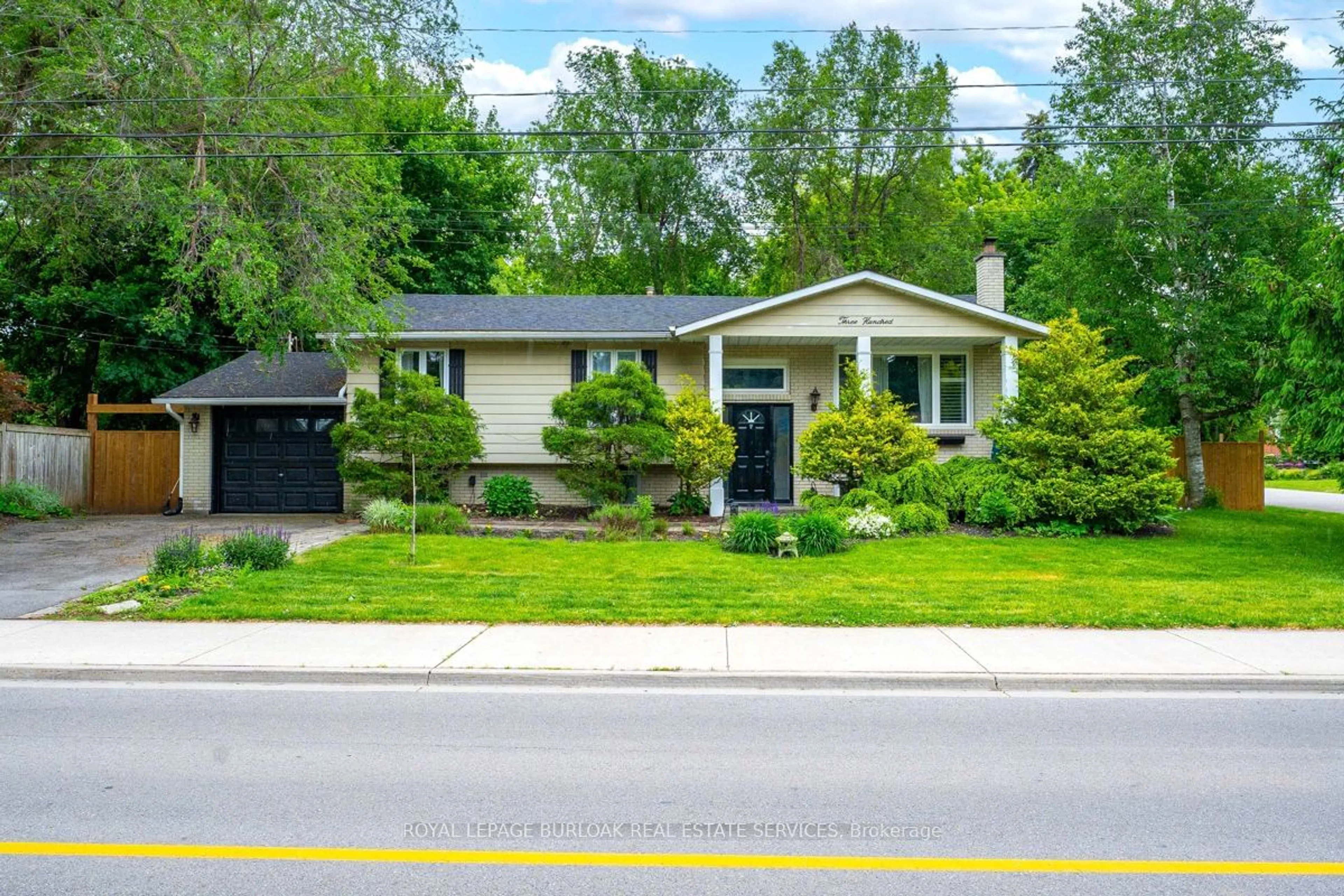 Frontside or backside of a home for 300 Townsend Ave, Burlington Ontario L7T 2A1