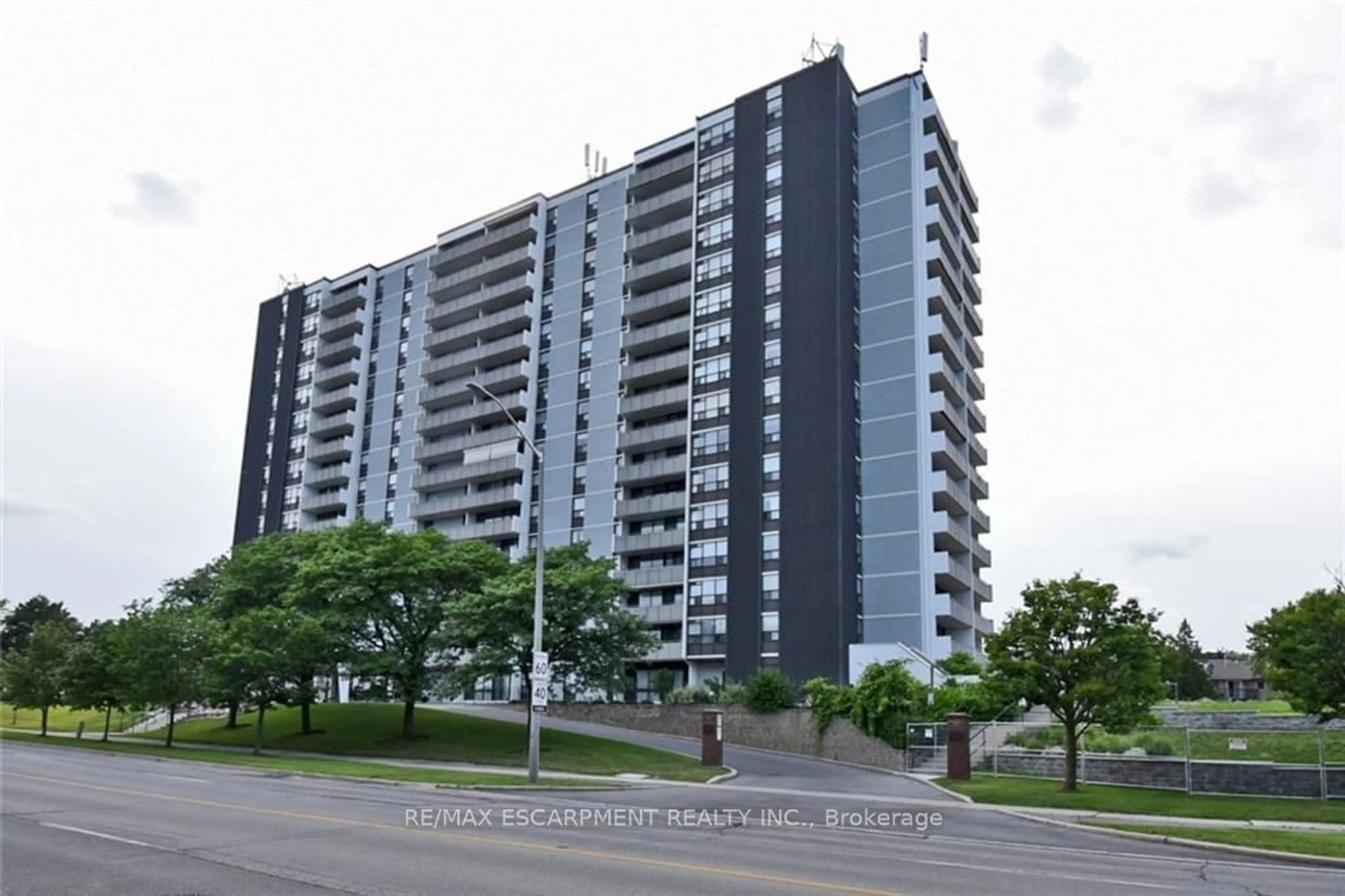 A pic from exterior of the house or condo for 2055 Upper Middle Rd #1610, Burlington Ontario L7P 3P4