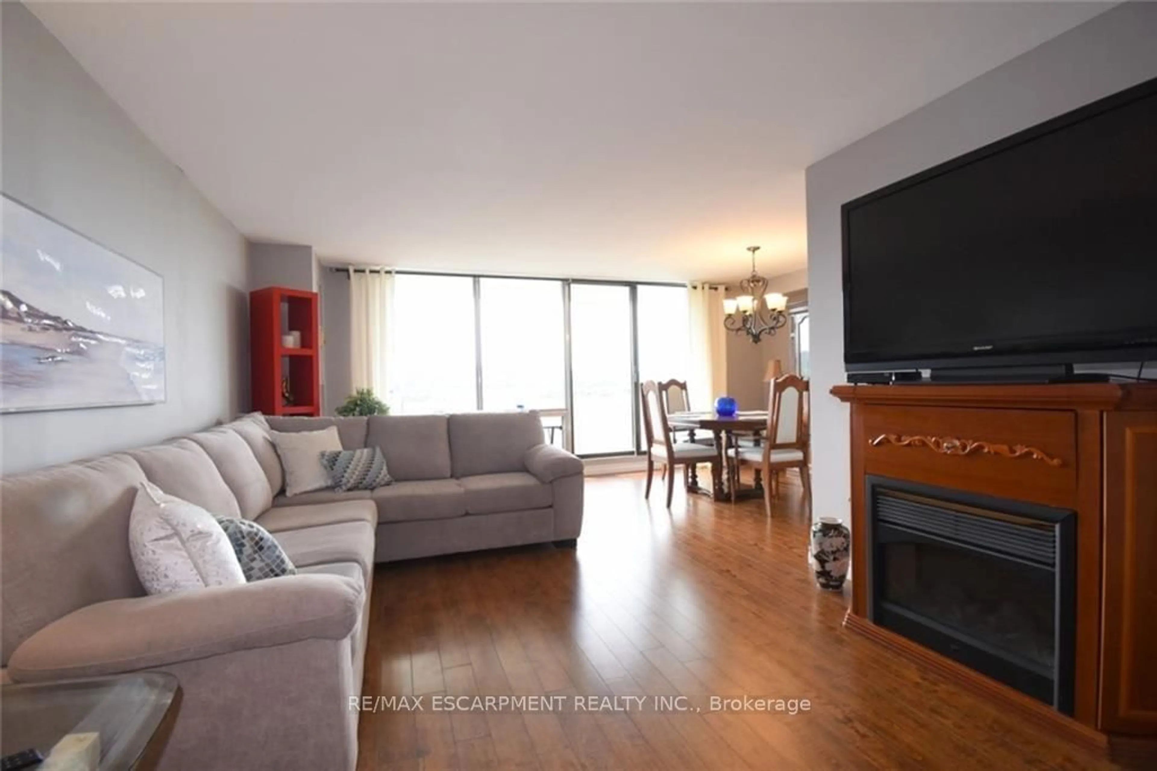 Living room for 2055 Upper Middle Rd #1610, Burlington Ontario L7P 3P4